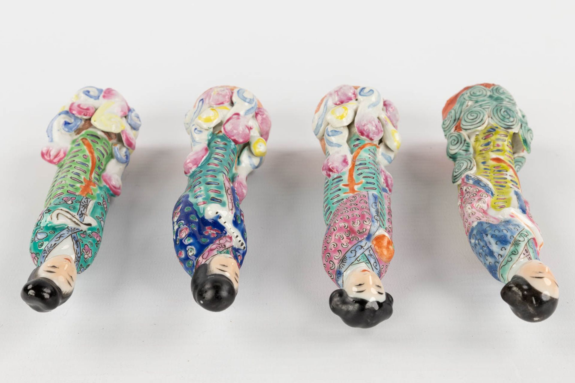 A collection of 6 Chinese figurines, 3 pairs, Famille Rose Porcelain. Republic period. 20th C. (L:7 - Image 15 of 17