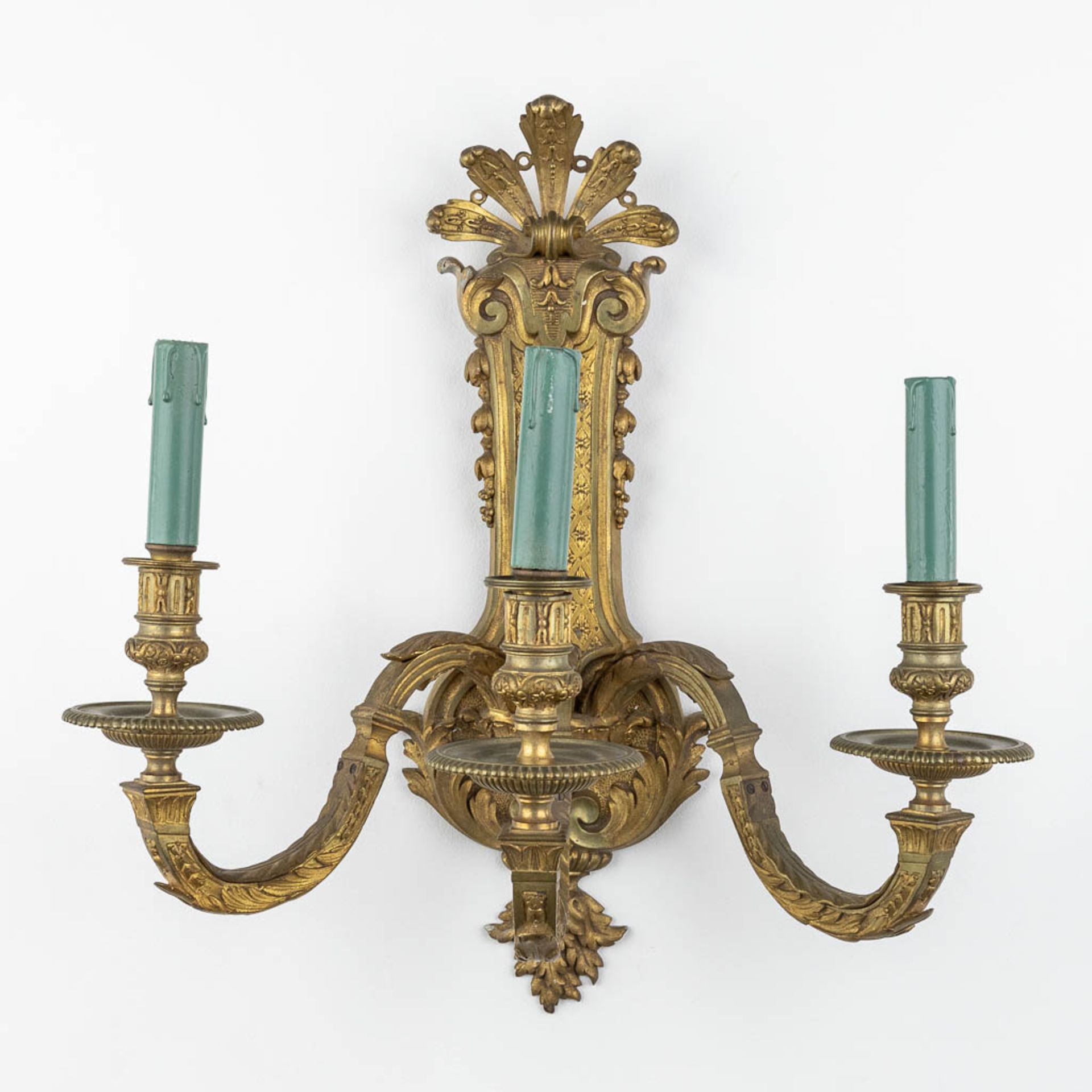 A pair of large wall lamps, bronze in Louis XVI style. Circa 1900. (L:31 x W:48 x H:52 cm) - Bild 5 aus 10