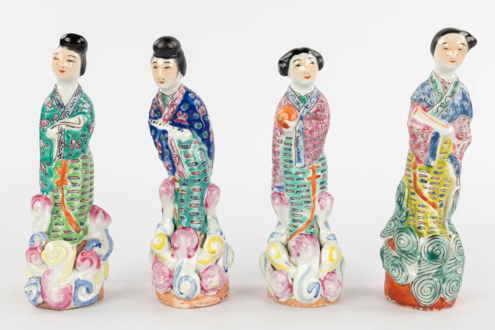 A collection of 6 Chinese figurines, 3 pairs, Famille Rose Porcelain. Republic period. 20th C. (L:7 - Image 9 of 17