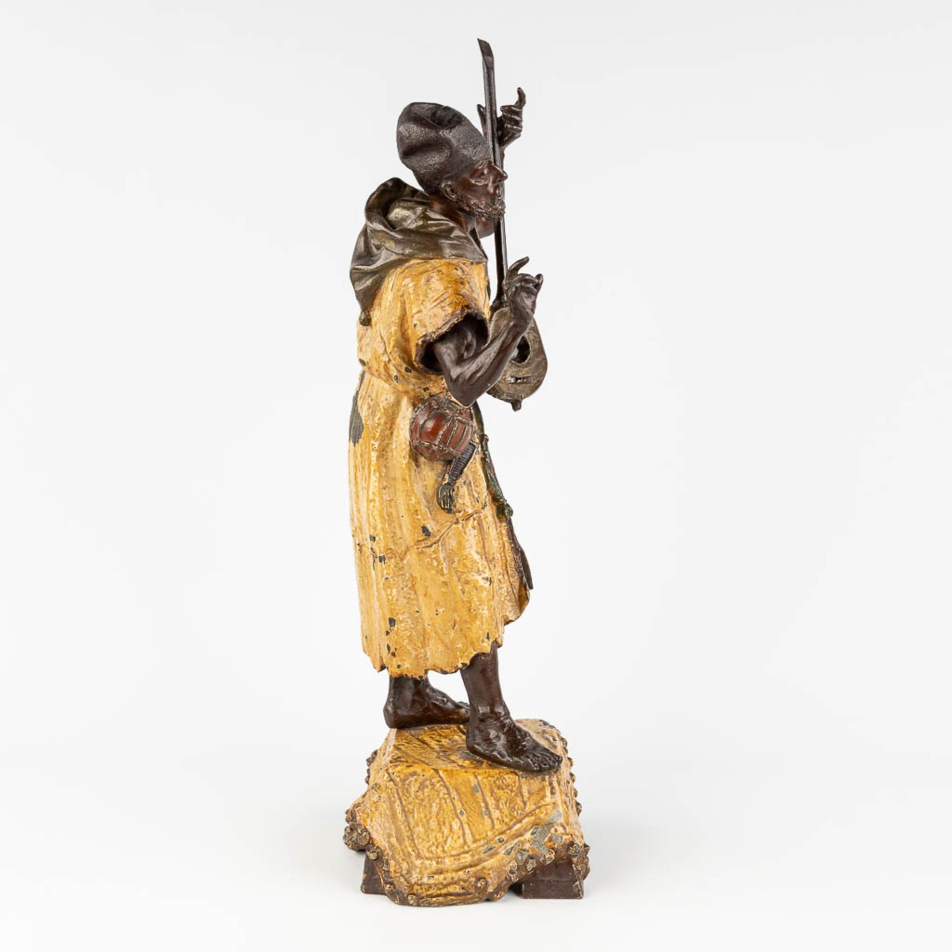 A large figurine of an Arab Bedouin, playing a musical instrument, patinated spelter. 19th C. (L:17, - Bild 5 aus 17