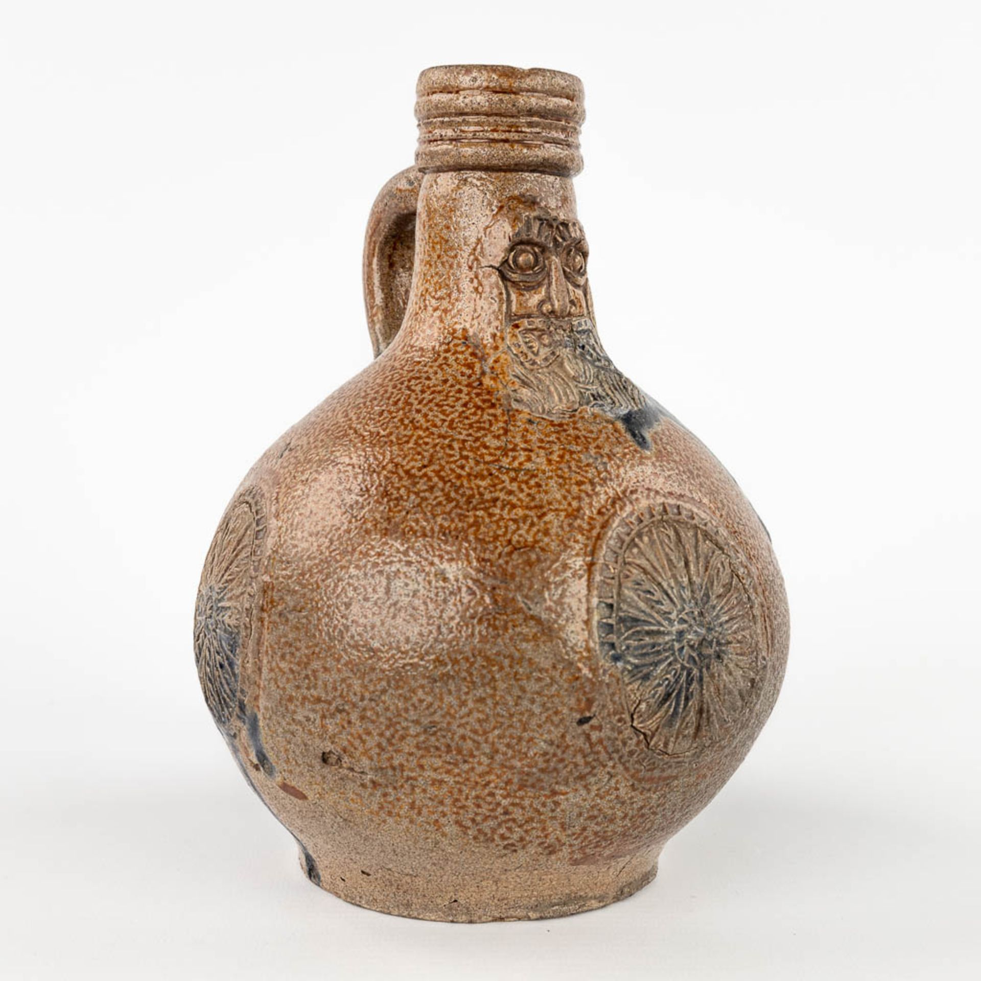 An antique Bartmann jug with 3 cartouches, 17th C. (H:20 x D:14,5 cm) - Image 3 of 14