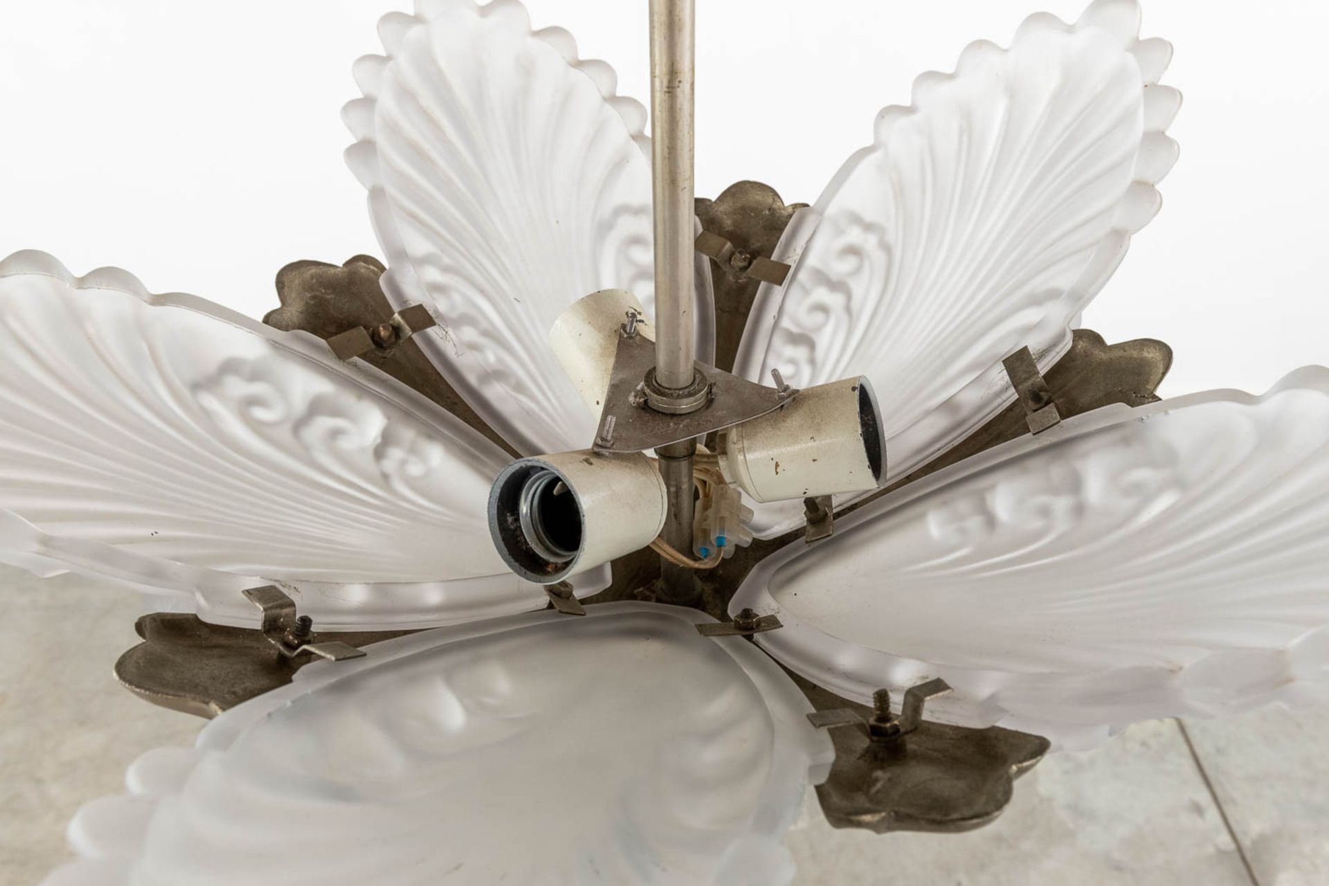 A chandelier, silver-plated metal and glass, art deco. Circa 1930. (H:50 x D:50 cm) - Bild 5 aus 8