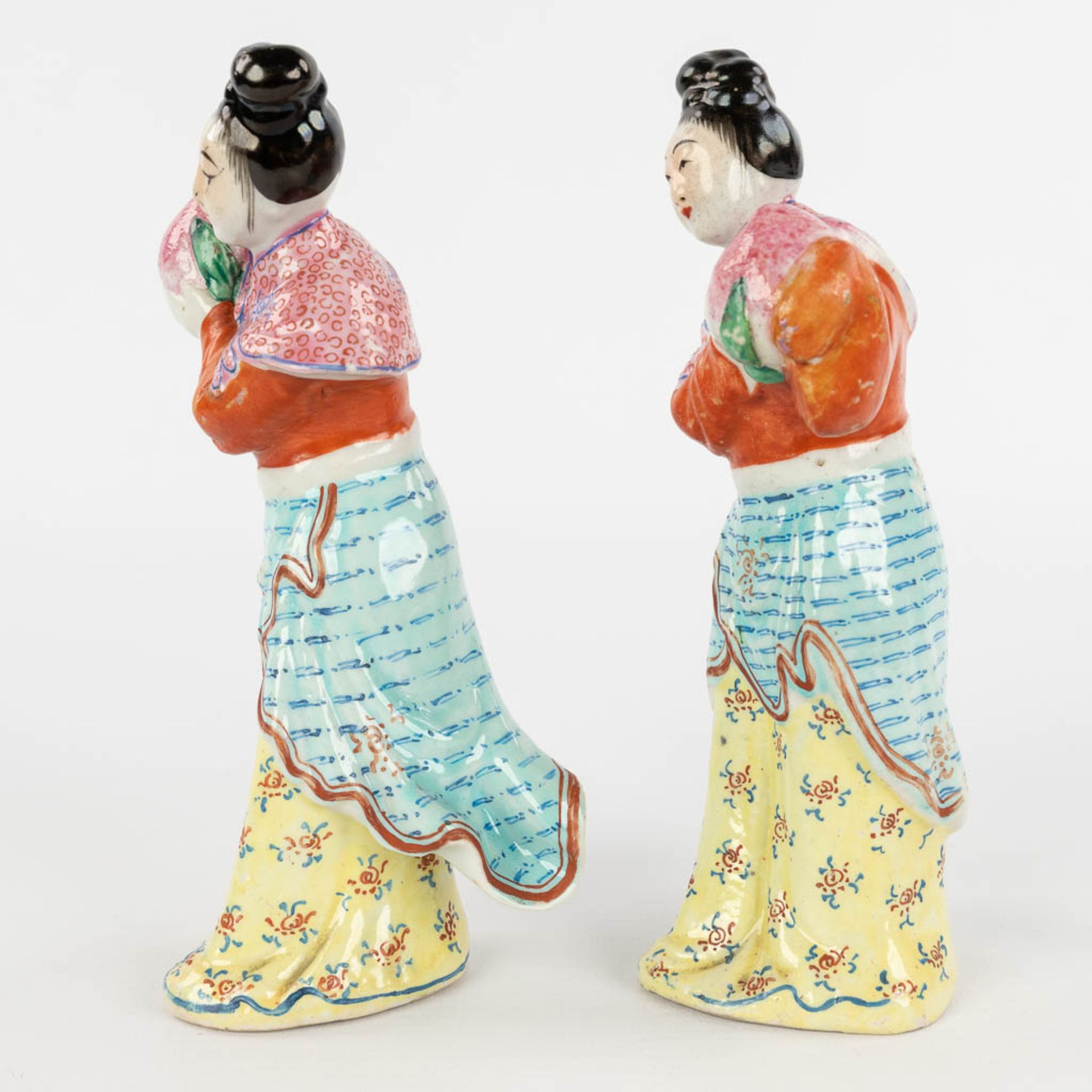 A collection of 6 Chinese figurines, 3 pairs, Famille Rose Porcelain. Republic period. 20th C. (L:7 - Image 6 of 17