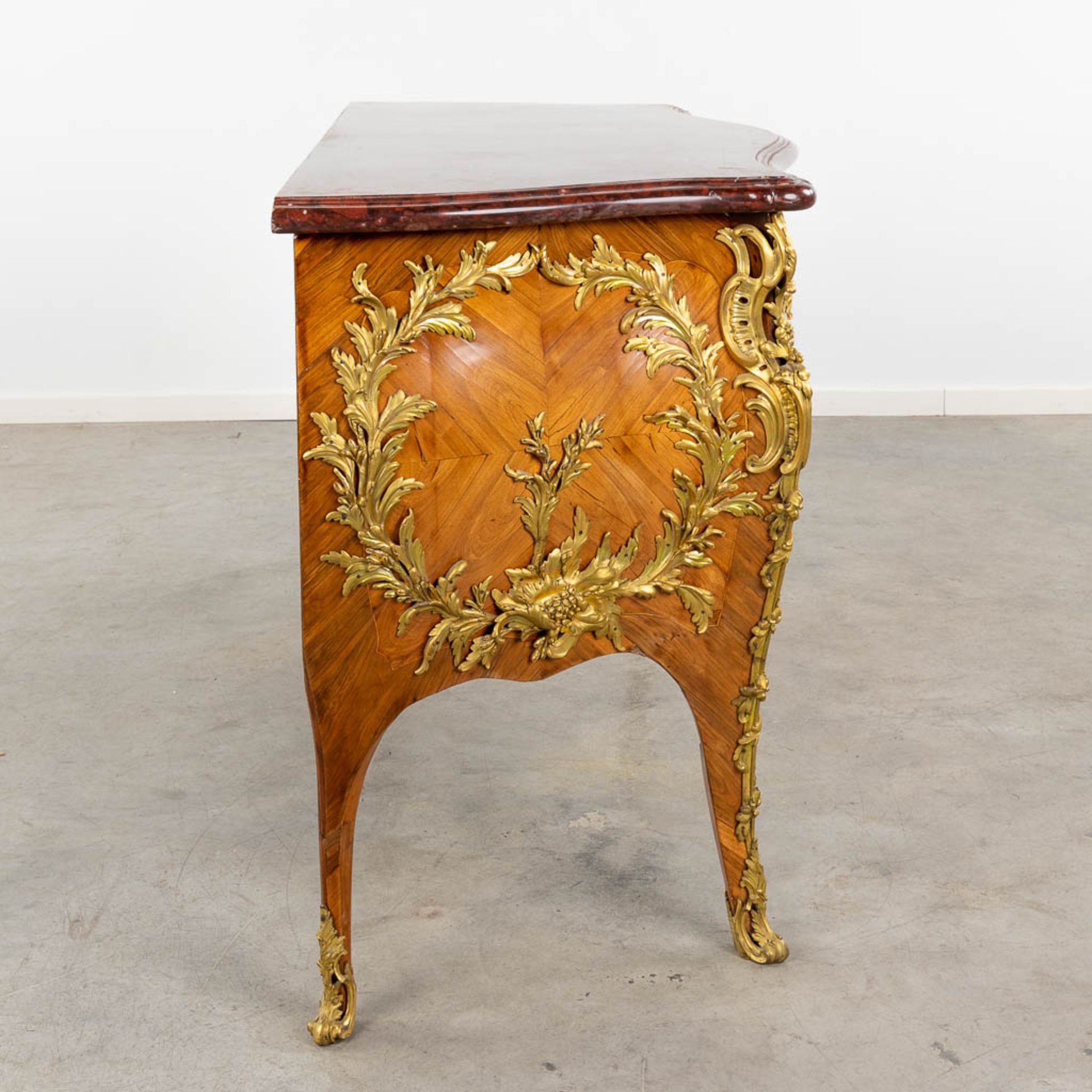 Pierre Roussel (1723-1782) A two-drawer commode, mounted with ormolu bronze. 18th C. (L:63 x W:150 x - Bild 22 aus 22