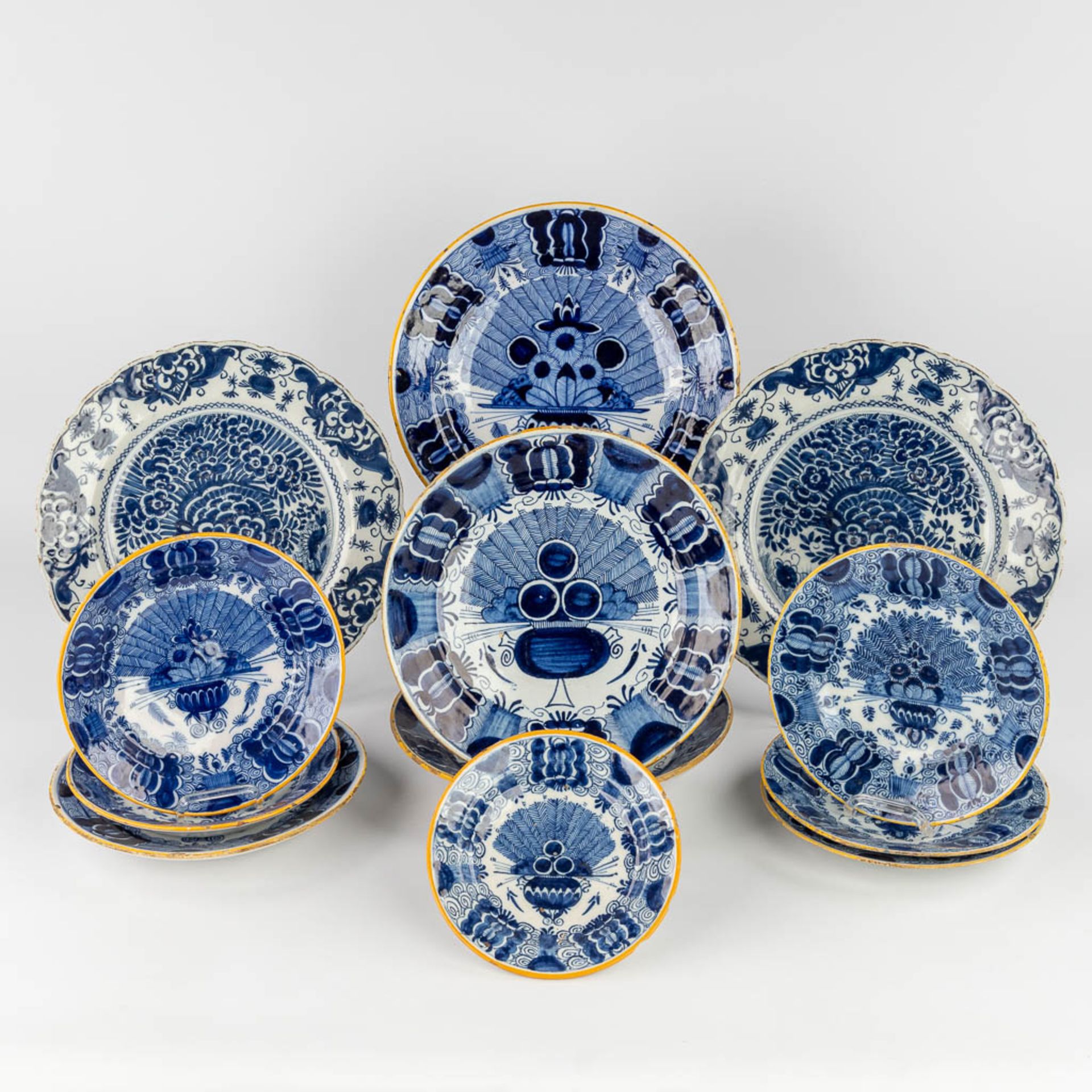 12 plates 'Peacock' or 'Pauwstaart', Delft, 18th C. (D:34,5 cm)
