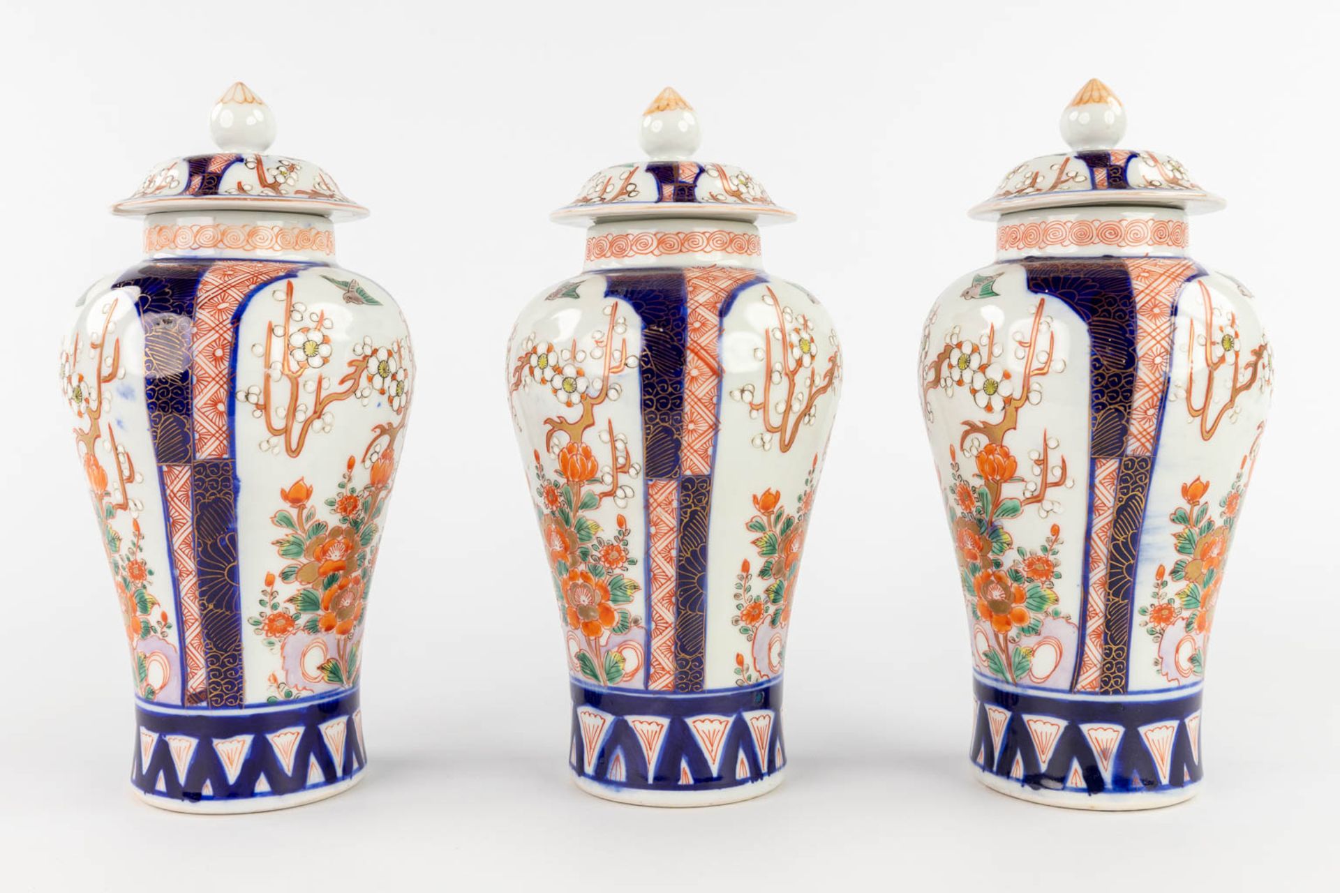 A 5-piece 'Kaststel', Japanese Imari porcelain. (H:22 x D:11 cm) - Image 8 of 21