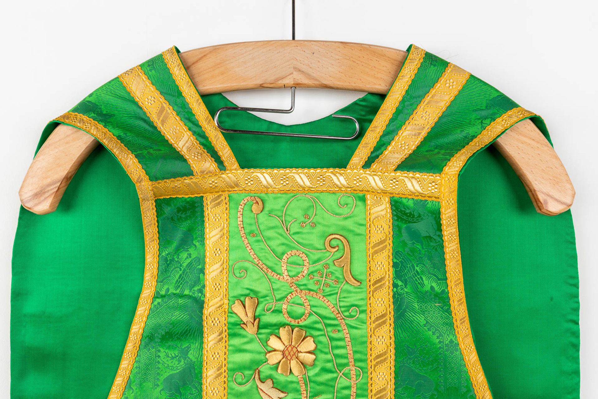 A set of 6 Roman Chasubles, maniple, Stola and Chalice veils - Image 6 of 37