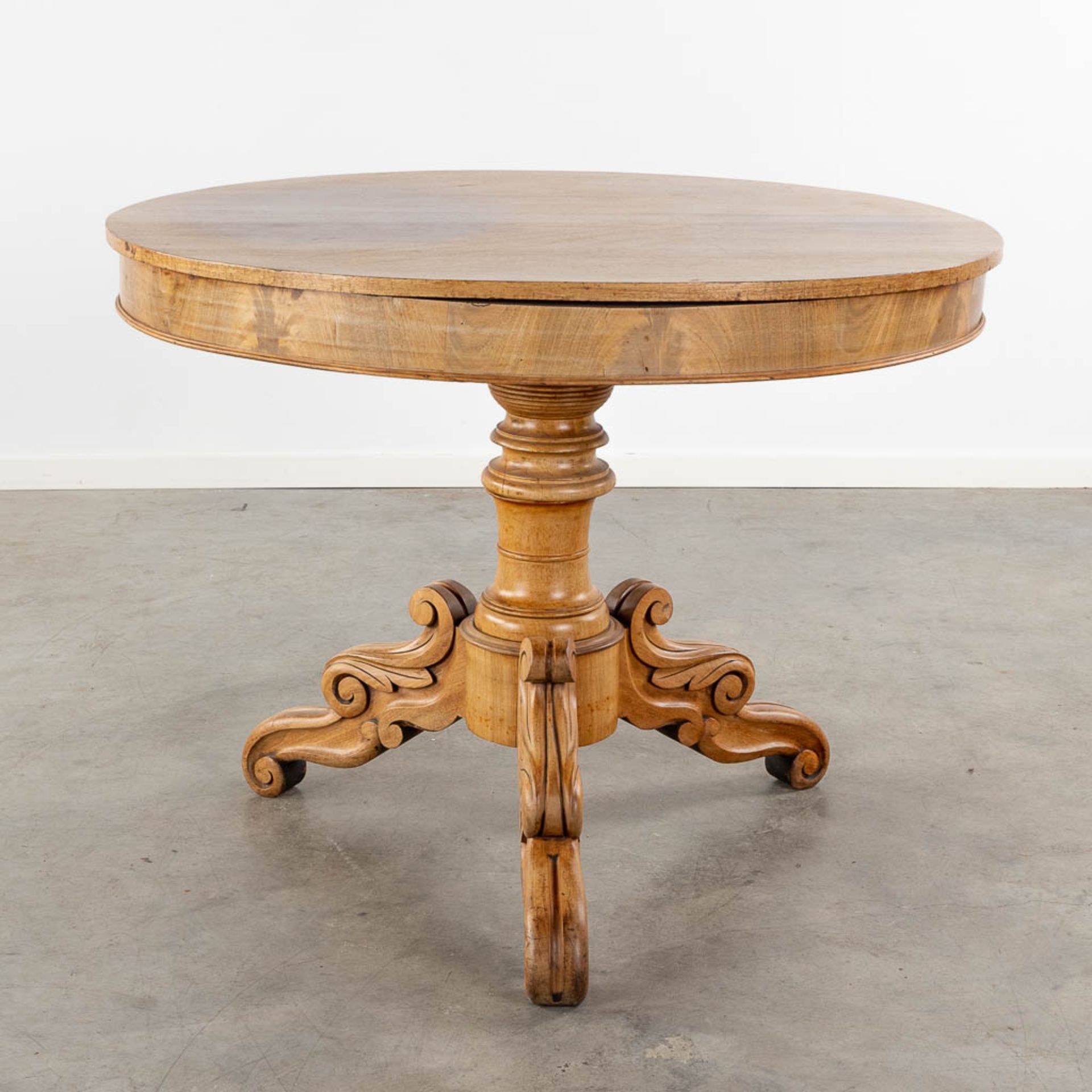 A round table, walnut, 19th C (H:77 x D:99 cm) - Bild 3 aus 7