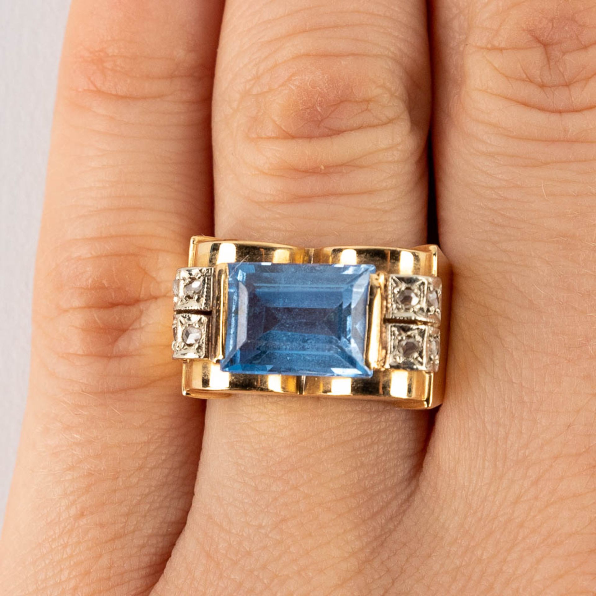 A ring, yellow gold with light blue cut stone/glass. 8,29g. Ring size: 58. 18 karat gold. - Image 10 of 10