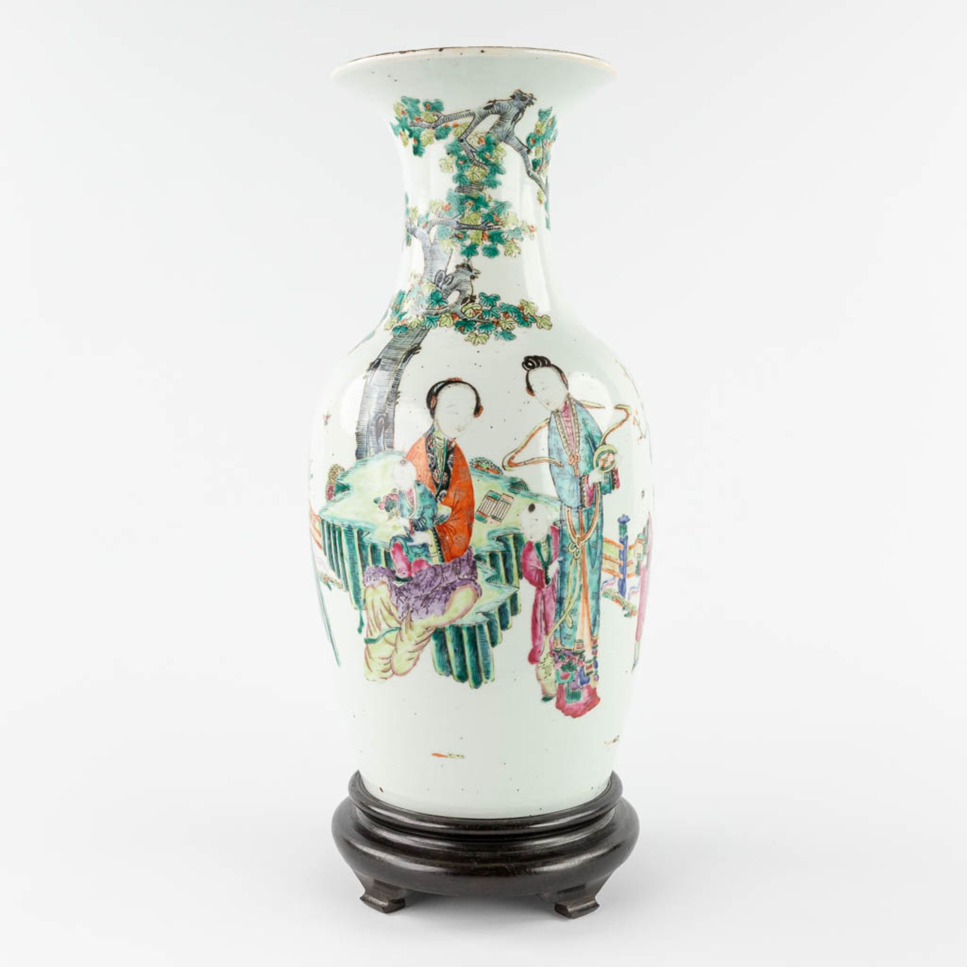 A Chinese vase decorated with ladies and children. 18th/19th C. (H:46 x D:22 cm)