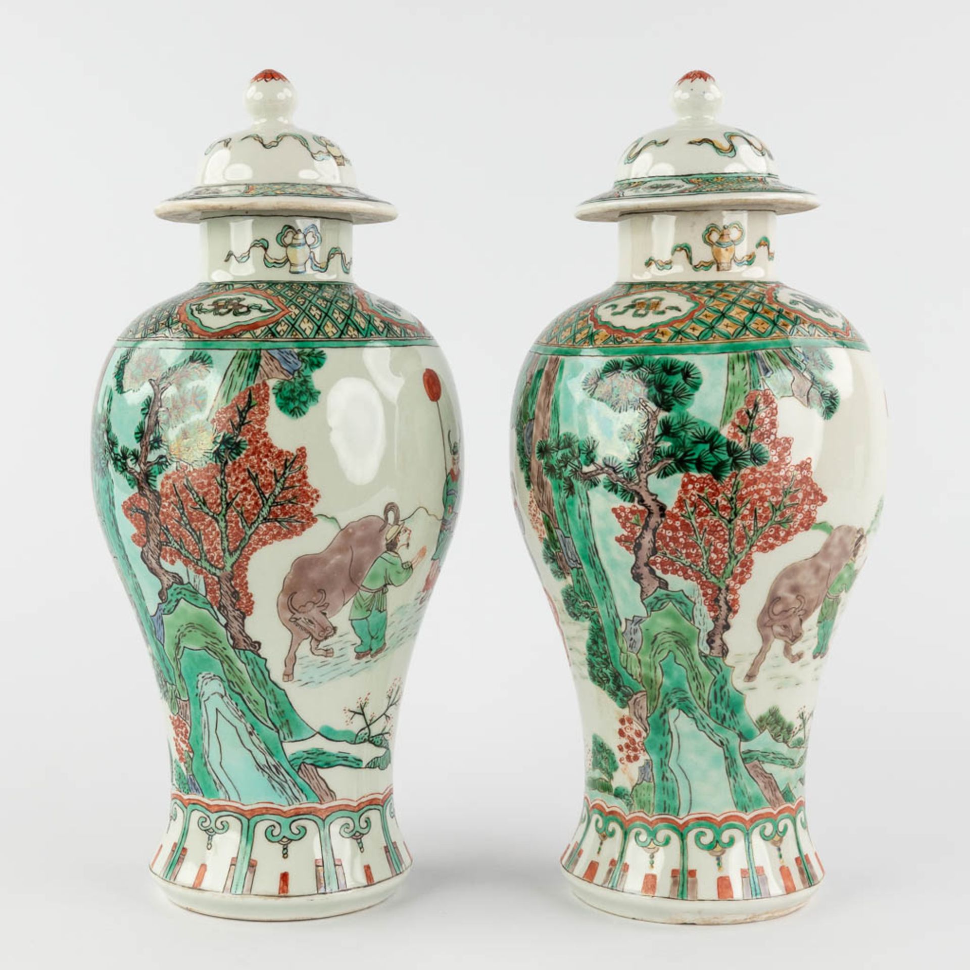 A pair of Chinese Famille Verte with farmers and symbols of happiness. 19th/20th C. (H:29 x D:13 cm) - Image 6 of 14