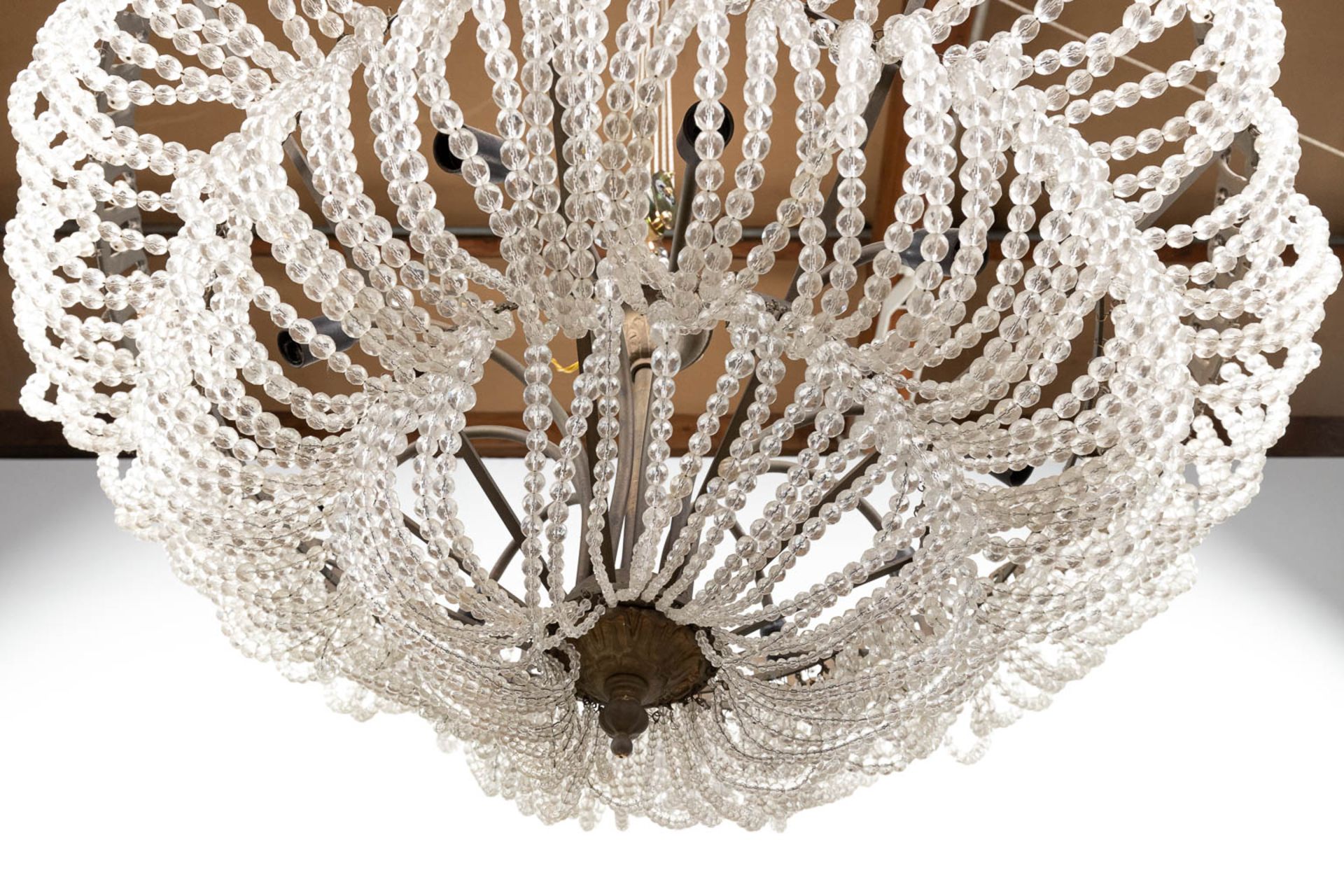 A large chandelier 'Sac A Perles' made of brass and glass. (H:40 x D:91 cm) - Bild 12 aus 12