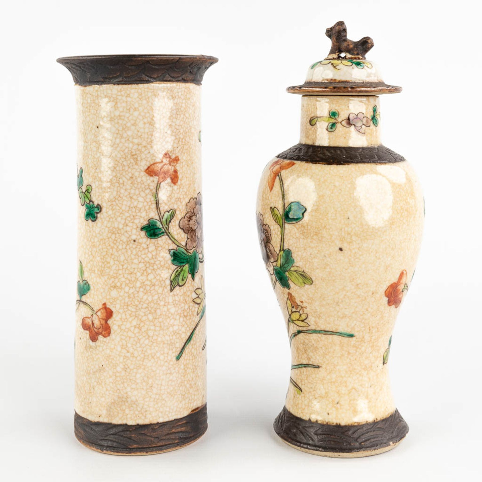 Five pieces of Chinese porcelain and stoneware, Prunus, Famille Verte, and Nanking. 20th C. (H:28 x - Image 17 of 32