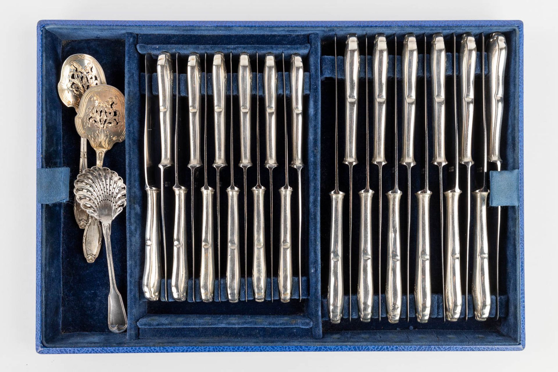 A 98-piece silver cutlery, made in Germany and marked 800. Added 3 sugar casters marked Delheid. 383 - Bild 17 aus 19