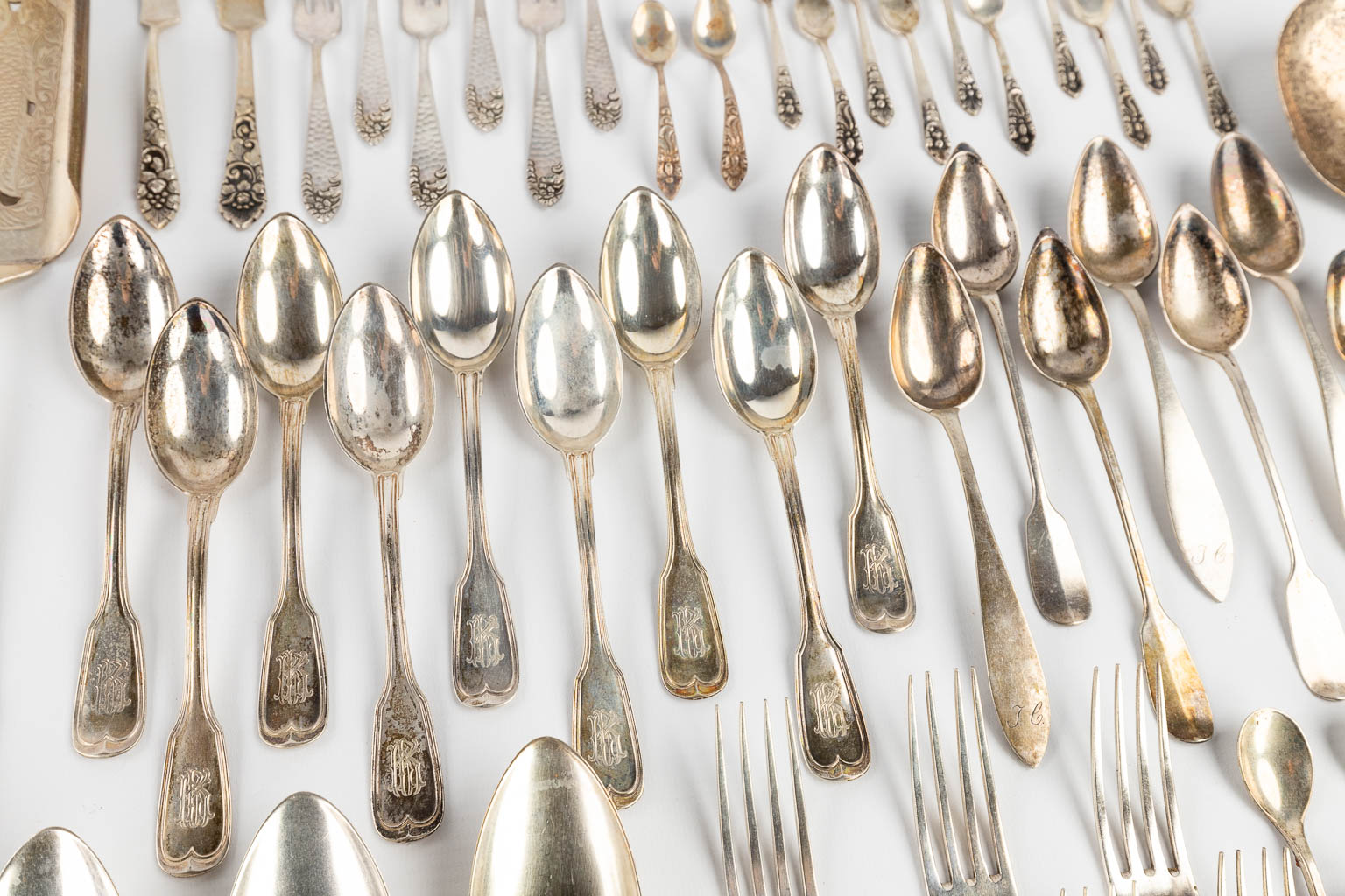 61 pieces of silver cutlery and accessories. (L:29 cm) - Image 6 of 22