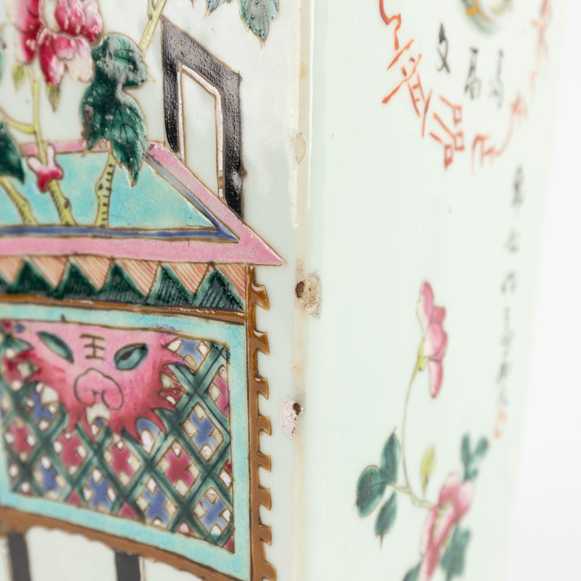 A square Chinese vase Famille Rose, decorated with flower vases. 19th C. (L:17 x W:14,5 x H:42 cm) - Image 13 of 15