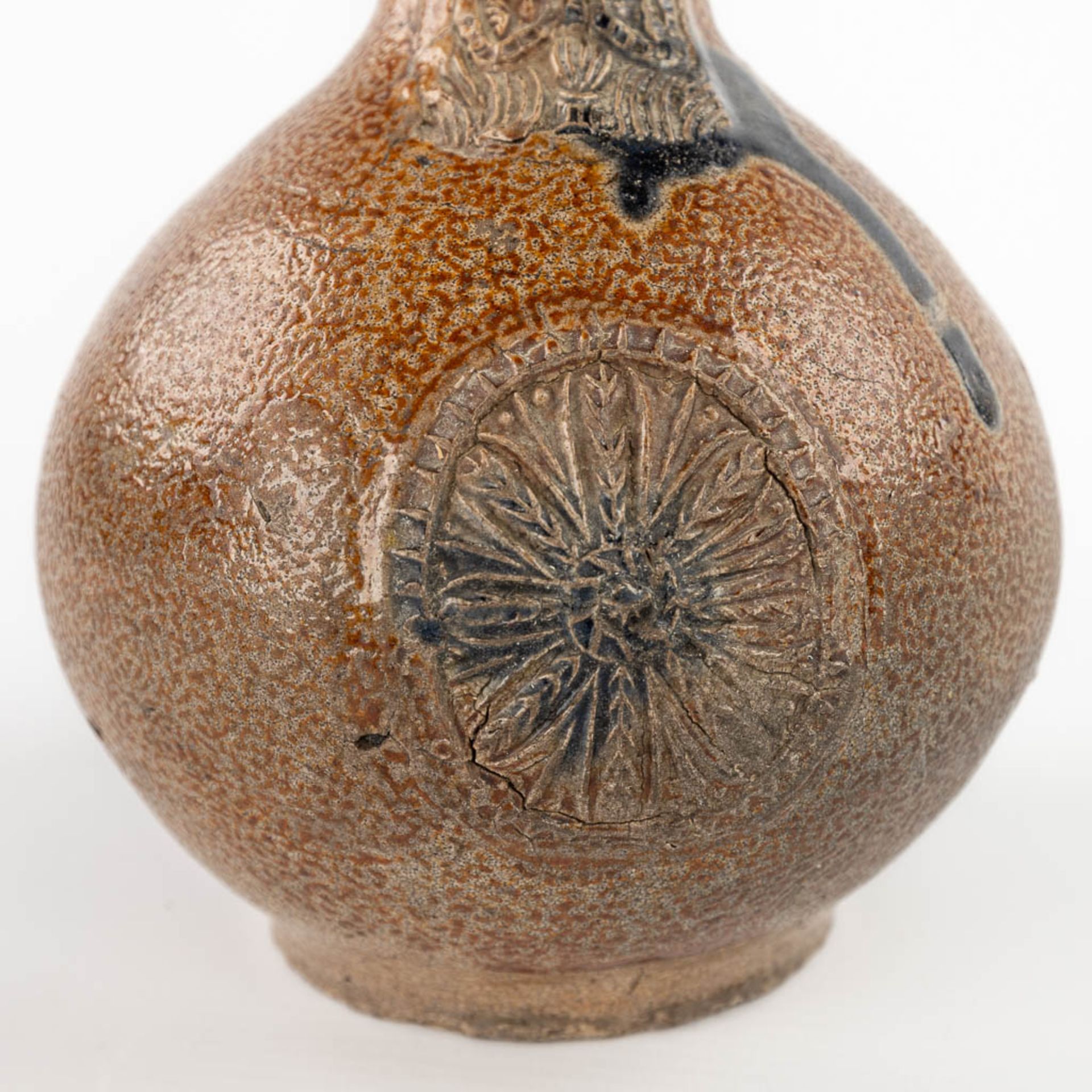 An antique Bartmann jug with 3 cartouches, 17th C. (H:20 x D:14,5 cm) - Image 11 of 14