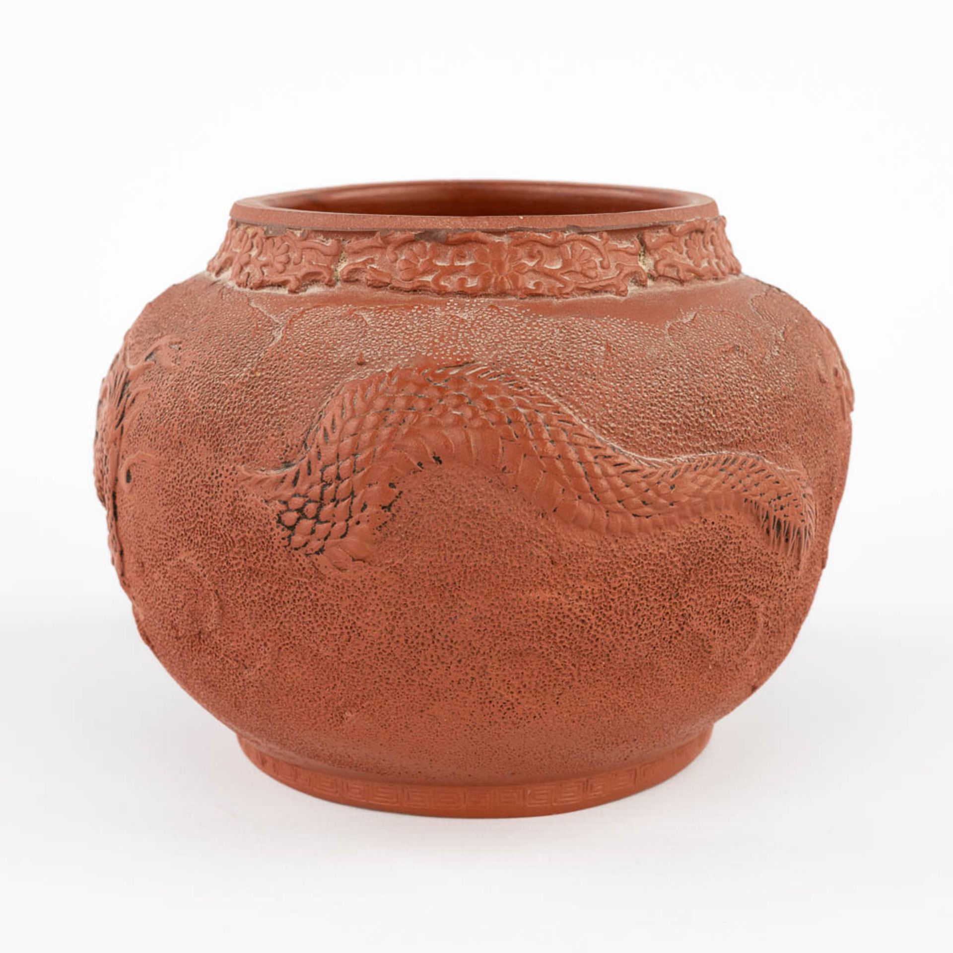 A Chinese stoneware vase, with a relief dragon. 19th/20th C. (H:13 x D:17 cm) - Image 4 of 13