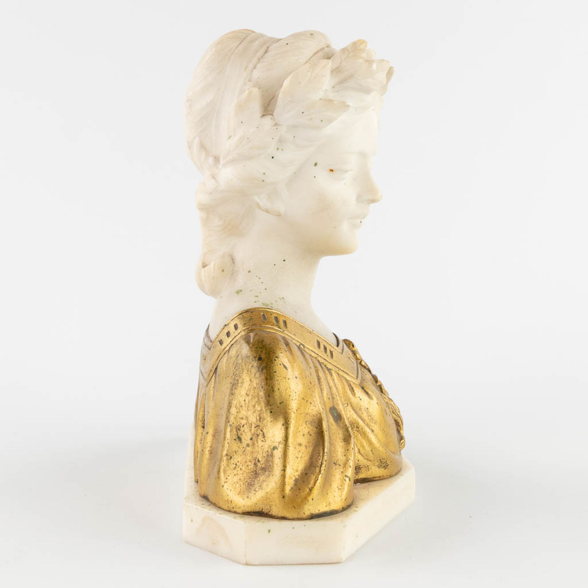 Gustave VAN VAERENBERGH (1873-1927) 'Bust of a lady' spelter and alabaster. (L:10,5 x W:20 x H:21 cm - Bild 4 aus 10