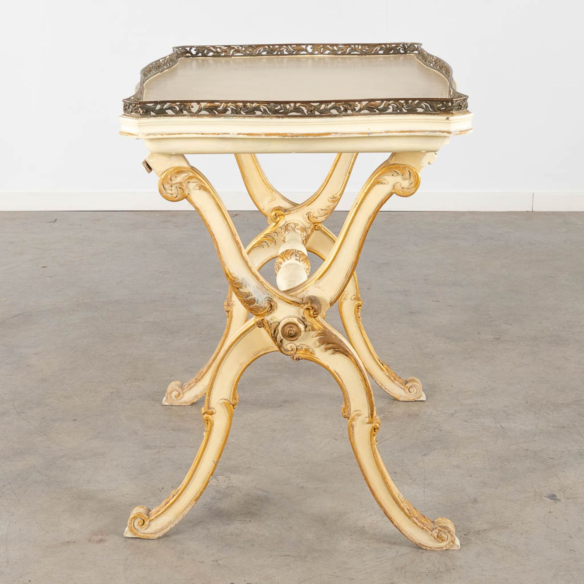 A serving table with bronze gallery, Italian style wood-sculptures. 19th C. (L:60 x W:89 x H:79 cm) - Bild 4 aus 14