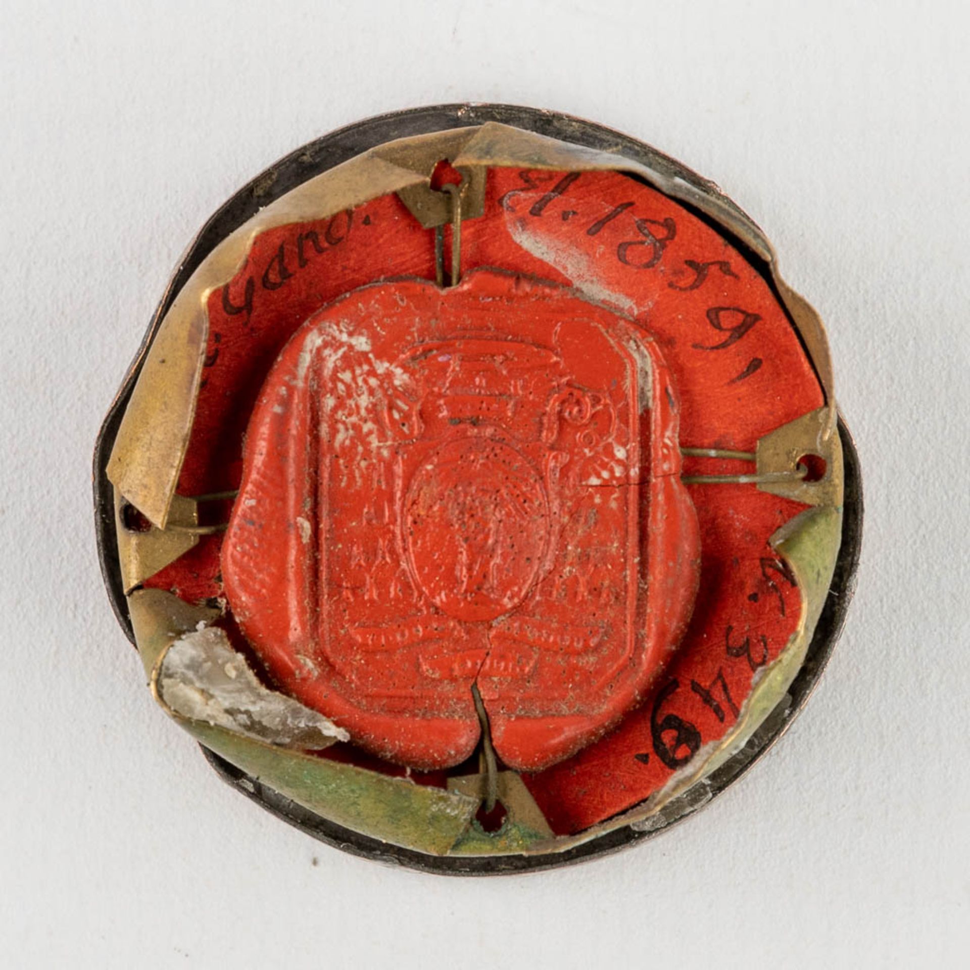 A sealed Theca with relic: Ex Ossibus Sancti Ludovici Regi (H:1,25 x D:3,6 cm) - Image 6 of 6