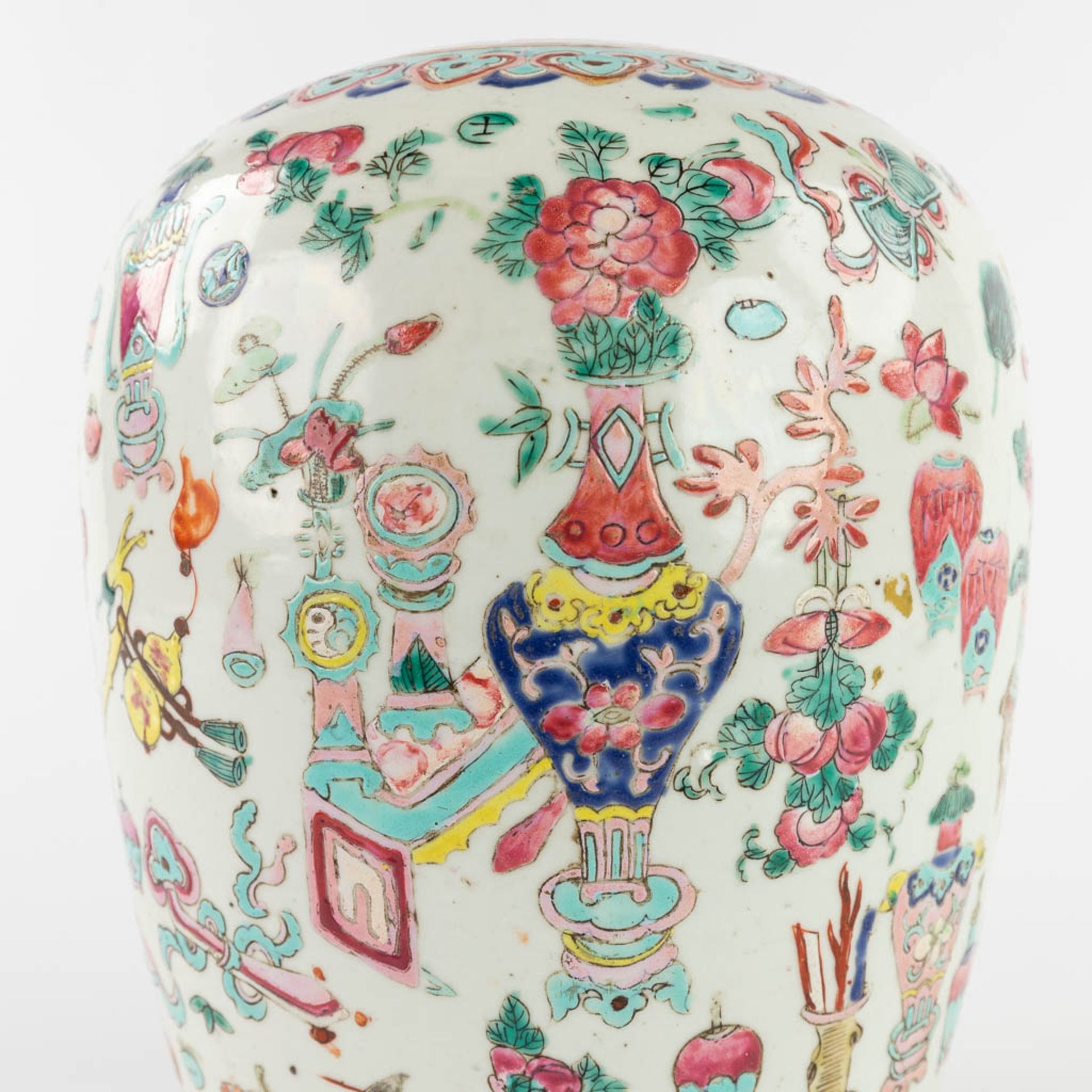 A Chinese Famille Rose ginger jar, decorated with 100 antiquities. 19th/20th C. (H:30 x D:21 cm) - Image 13 of 16