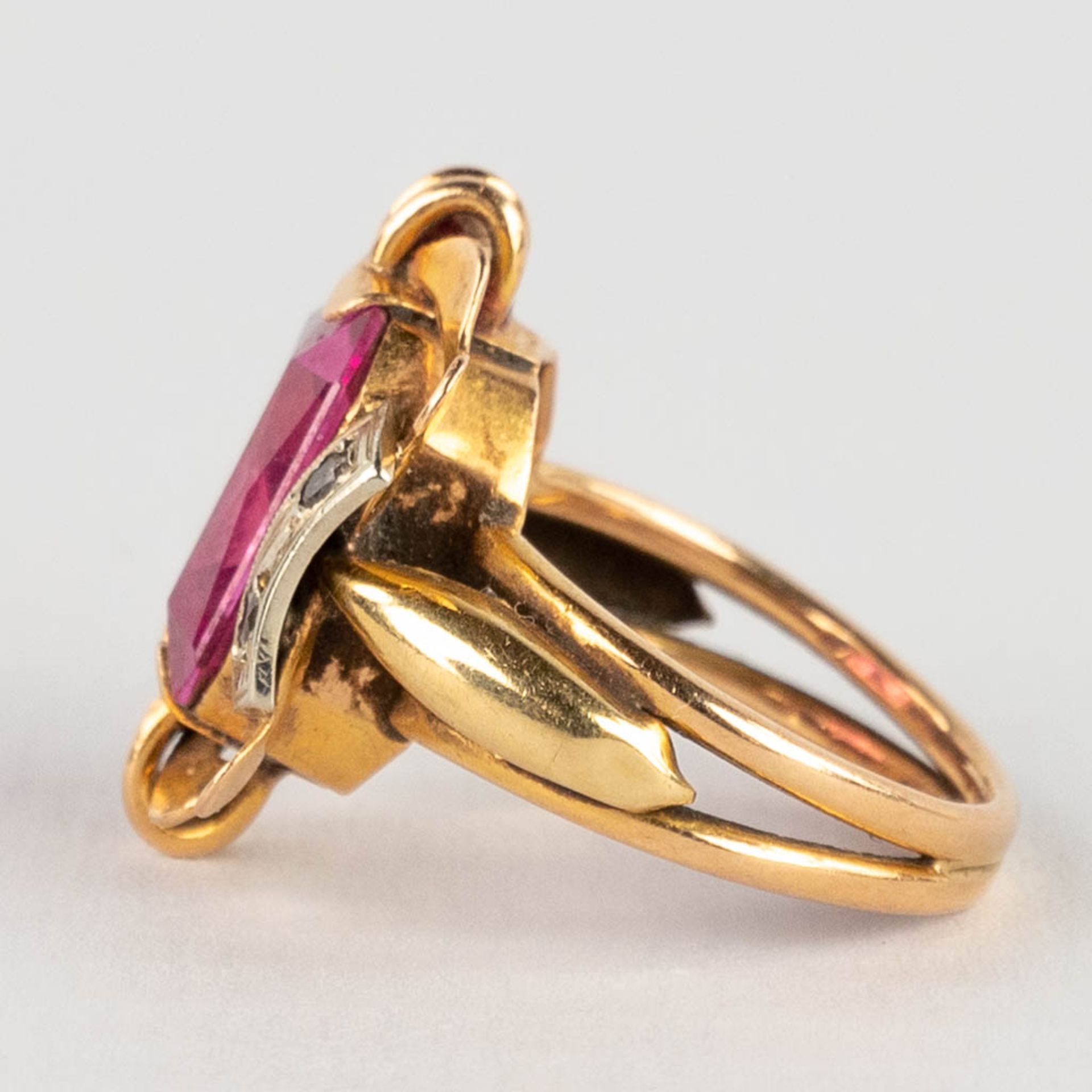 A yellow gold ring with a cut light purple stone/glass. 6,87g. Ring size: 52. - Image 5 of 9