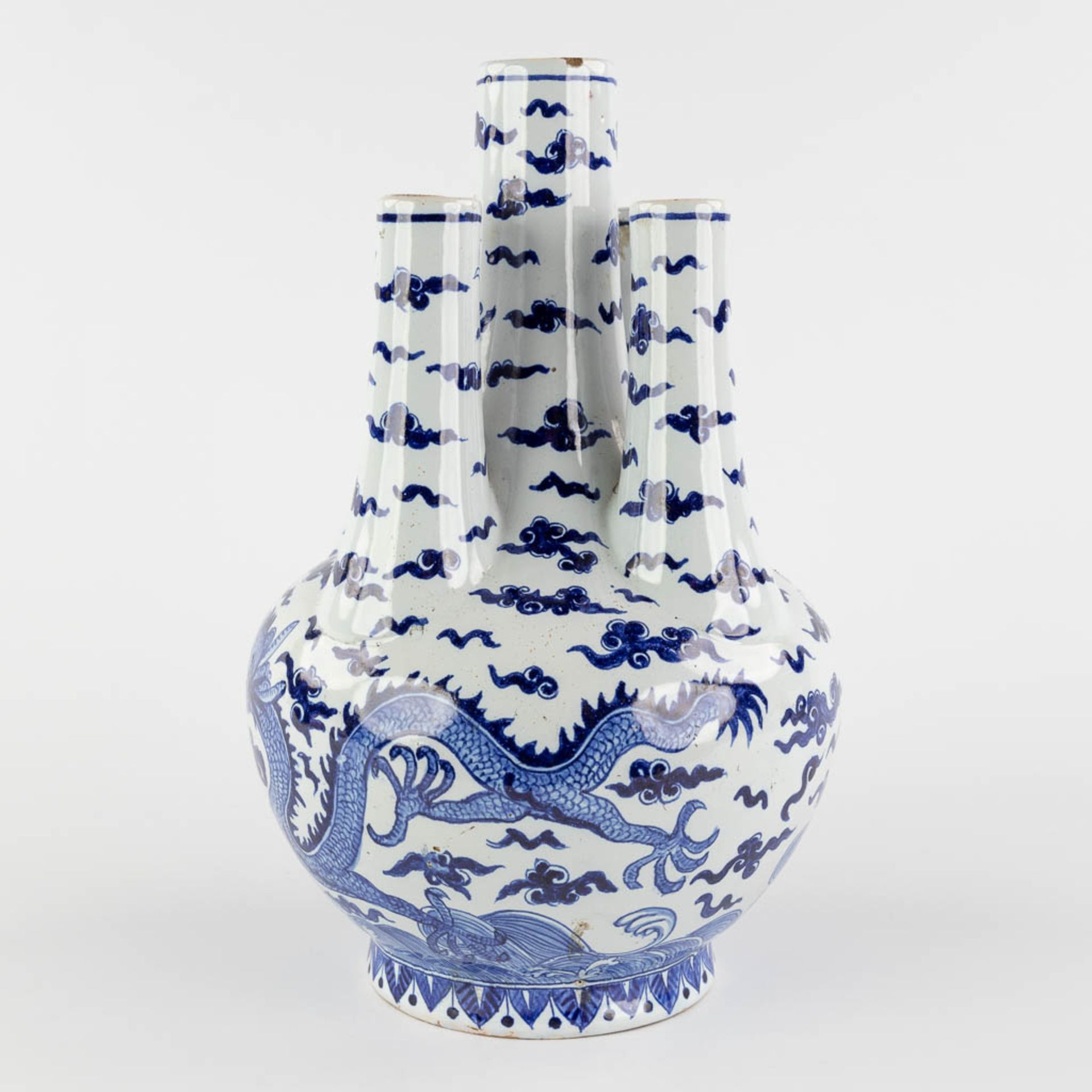Charles-François Fourmaintraux-Courquin, a tulip vase with Chinoiserie dragon decor France. 19th C. - Image 4 of 15