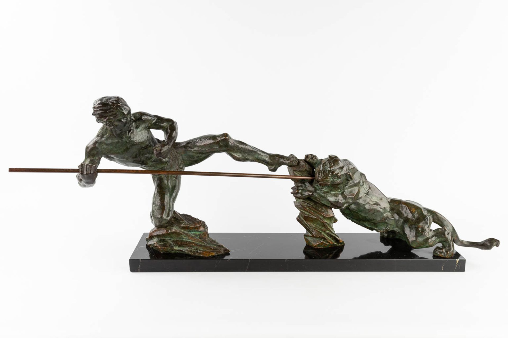 P. BERJEAN (XX) Fighting a lion, patinated bronze, marble. (L:29 x W:100 x H:37 cm) - Bild 3 aus 11