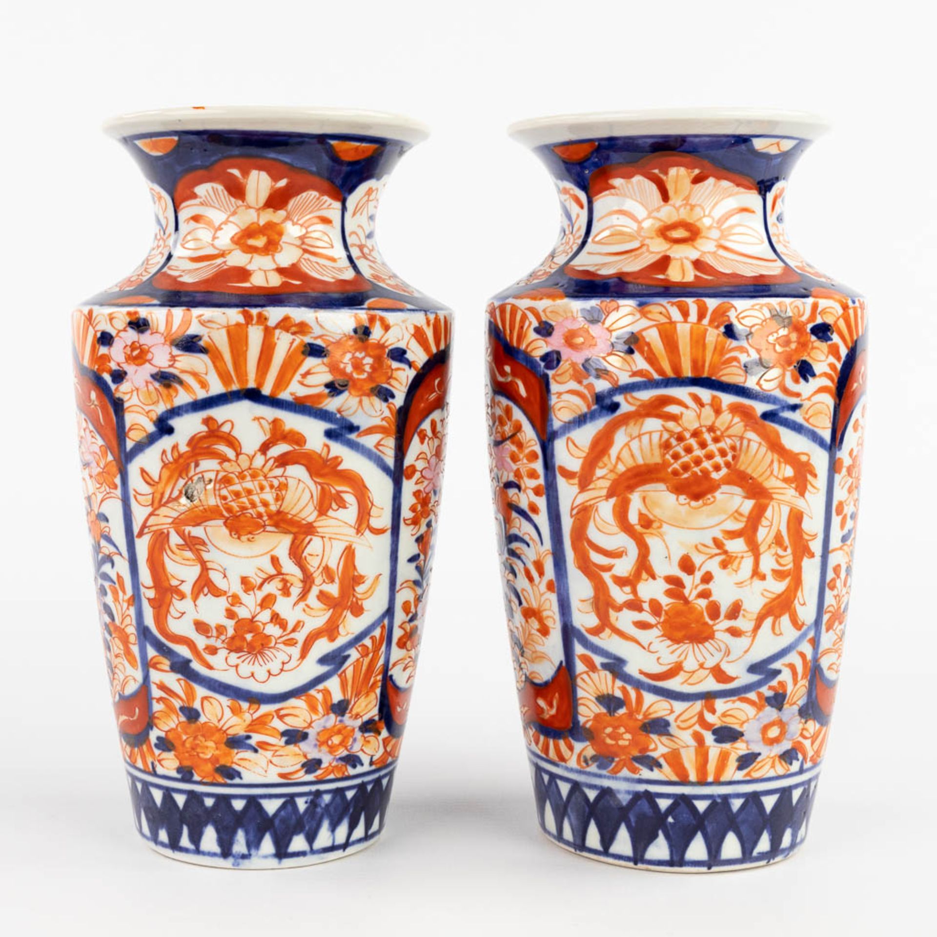 Three pieces of Japanese Imari porcelain, an umbrella stand and a pair of vases. 19th/20th C. (H:60 - Image 4 of 20