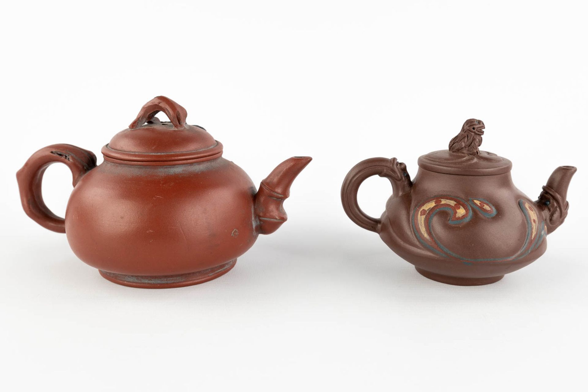 Two Chinese Yixing stoneware teapots, 20th C. (L:11 x W:18 x H:10 cm) - Image 3 of 18