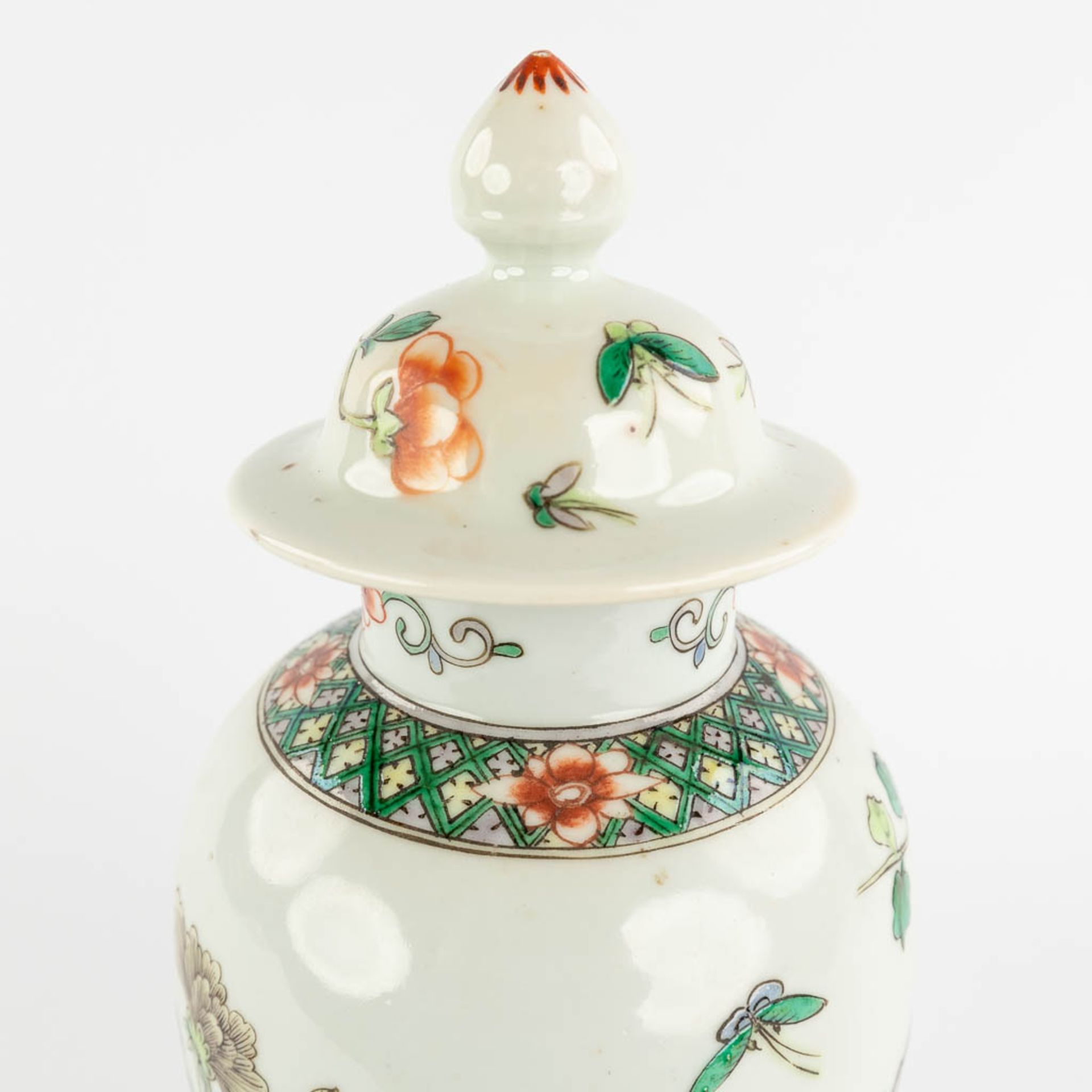 Five pieces of Chinese porcelain and stoneware, Prunus, Famille Verte, and Nanking. 20th C. (H:28 x - Image 13 of 32