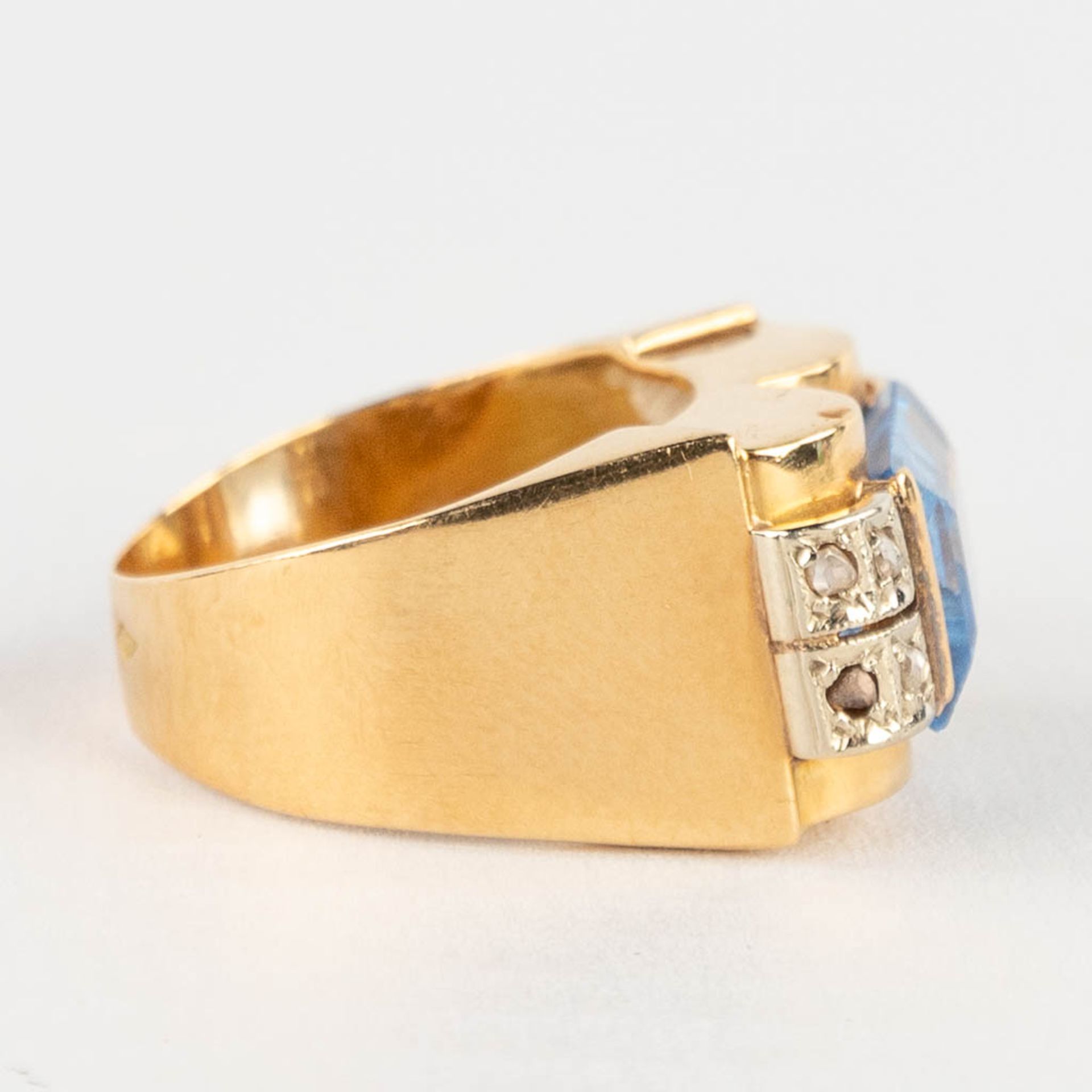 A ring, yellow gold with light blue cut stone/glass. 8,29g. Ring size: 58. 18 karat gold. - Image 7 of 10