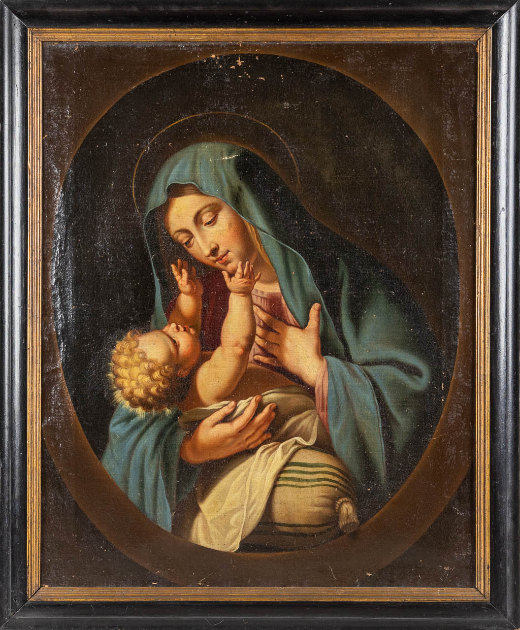 An antique painting 'Madonna with Jesus Christ', oil on canvas. 17th C. Italian School. (W:68 x H:85 - Image 3 of 12