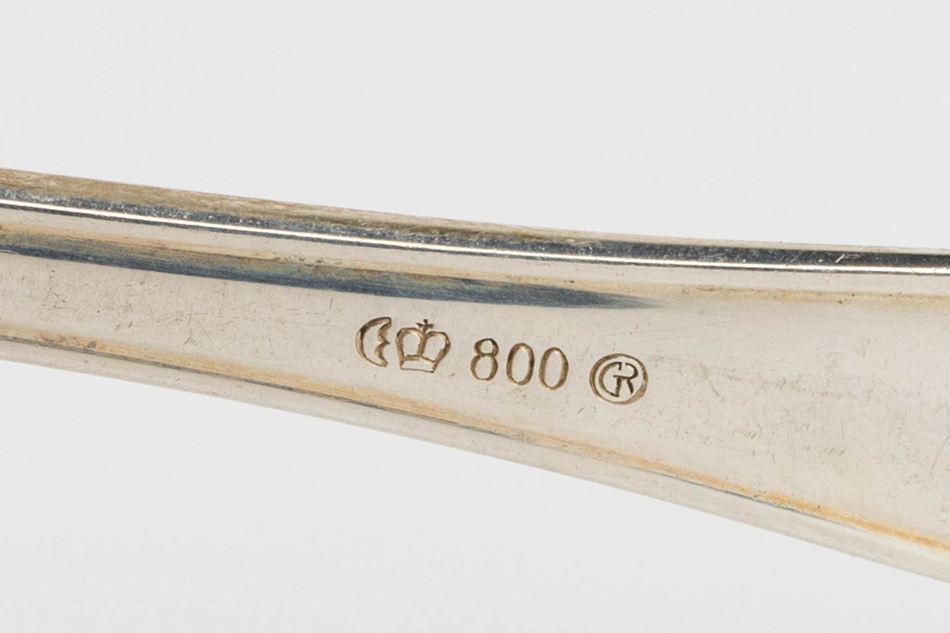 A 98-piece silver cutlery, made in Germany and marked 800. Added 3 sugar casters marked Delheid. 383 - Bild 8 aus 19