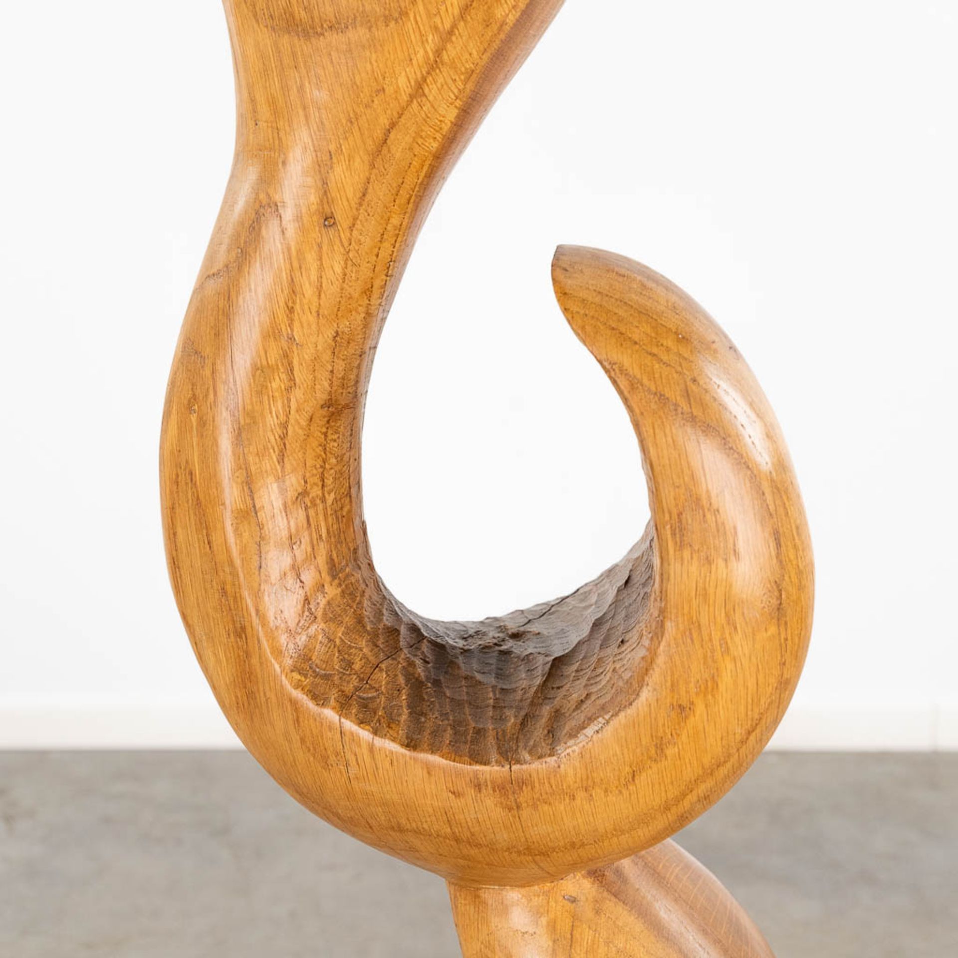 An abstract wood sculpture, marked J.D. 1972. (L:15 x W:22 x H:99 cm) - Image 8 of 12