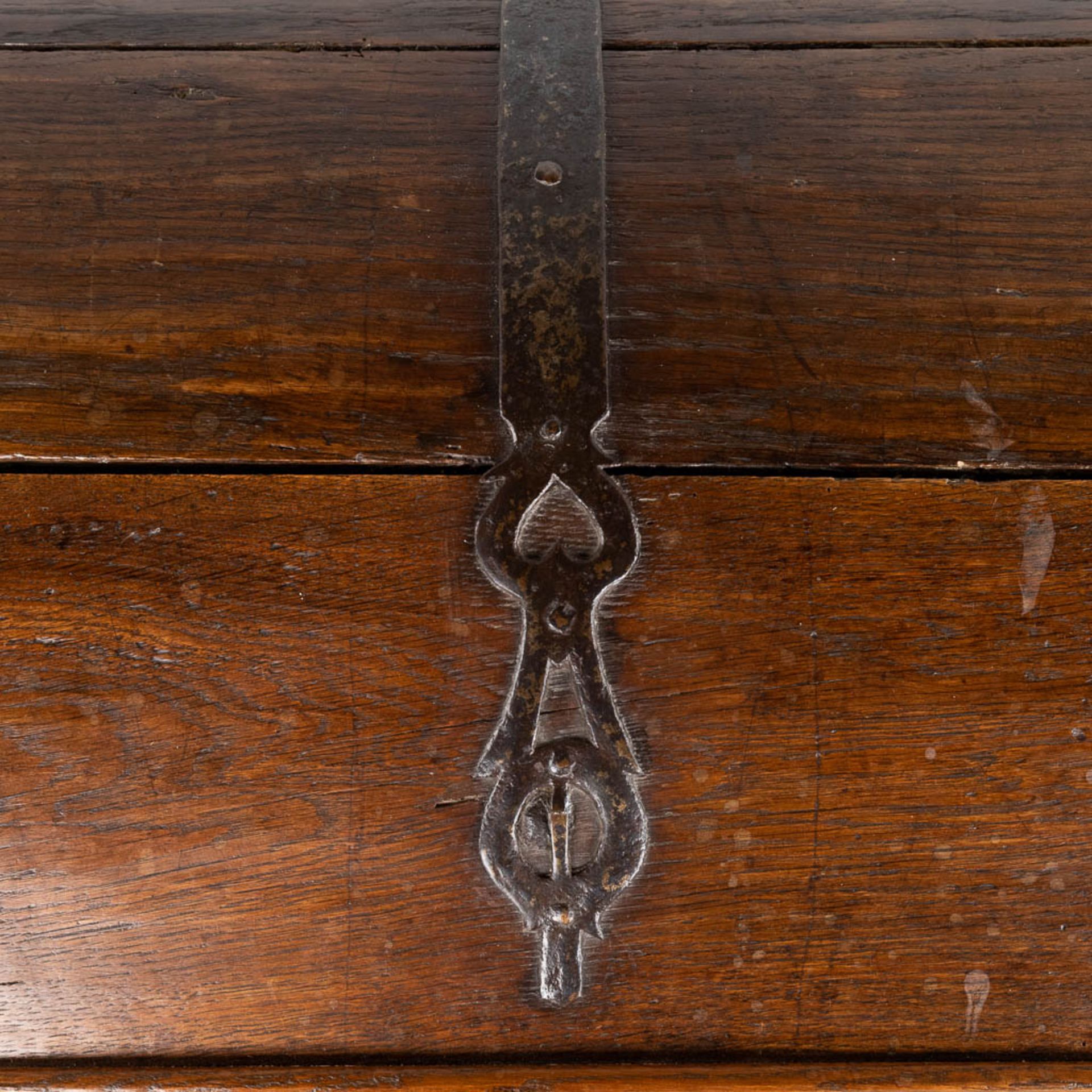 An antique chest, oak finished with wrought iron. 18th C. (L:58 x W:135 x H:58 cm) - Bild 11 aus 17