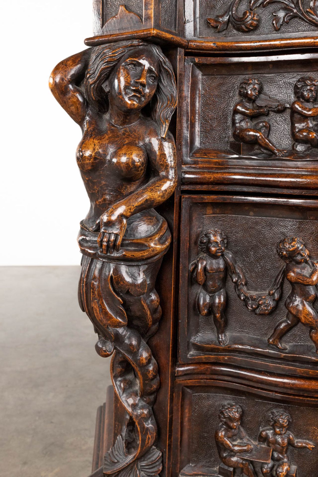 A Rococo-inspired commode, richly sculptured with mythological figurines, putti and ladies. Circa 19 - Bild 10 aus 20