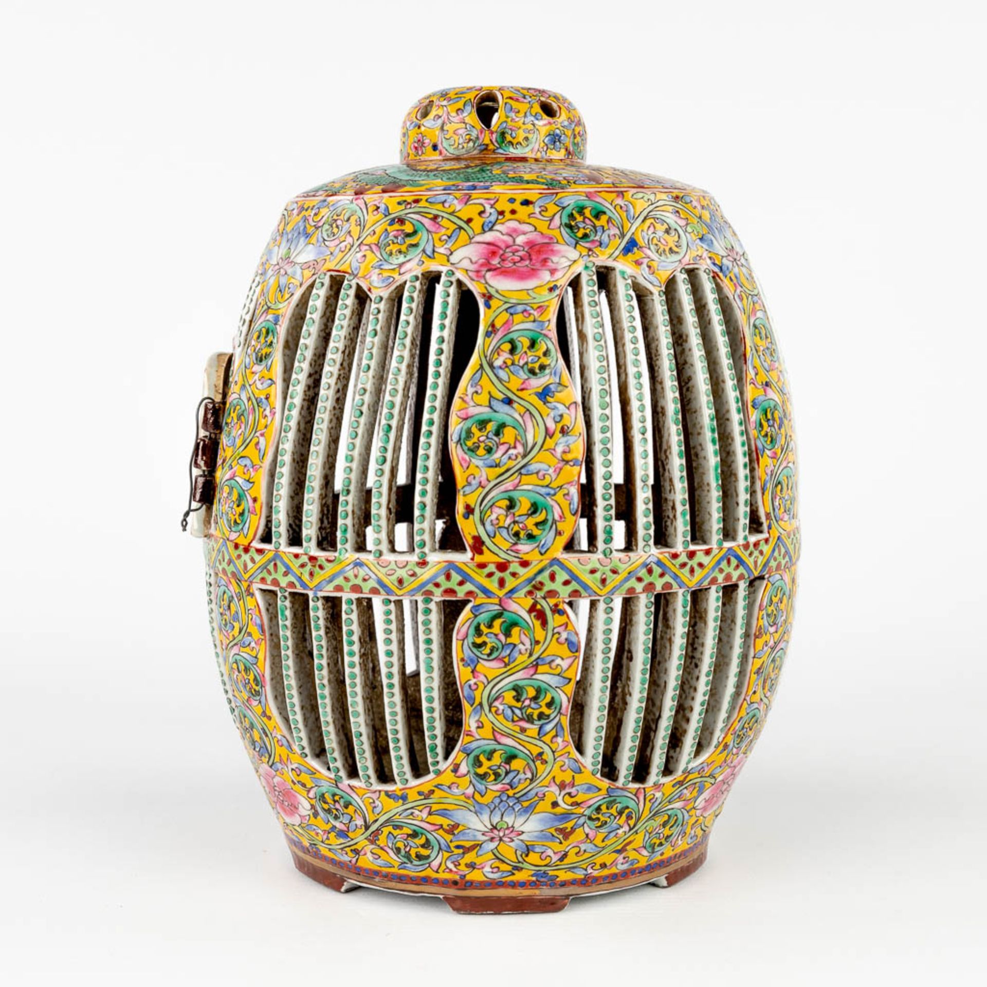 A Chinese porcelain 'Bird Cage', Famille Rose, Qianlong Mark. 20th C. (H:25 x D:19 cm) - Image 7 of 12