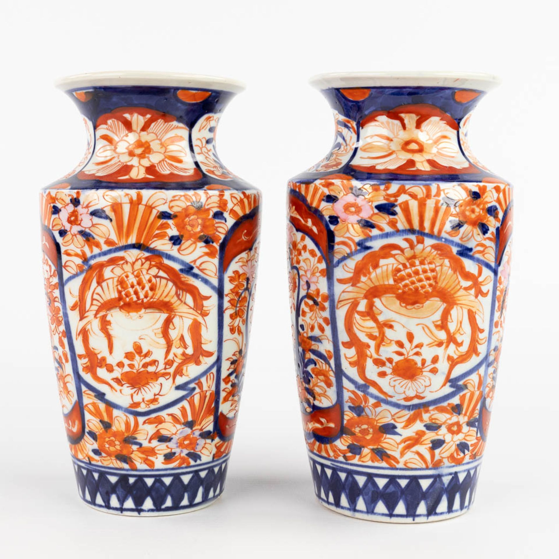 Three pieces of Japanese Imari porcelain, an umbrella stand and a pair of vases. 19th/20th C. (H:60 - Image 6 of 20