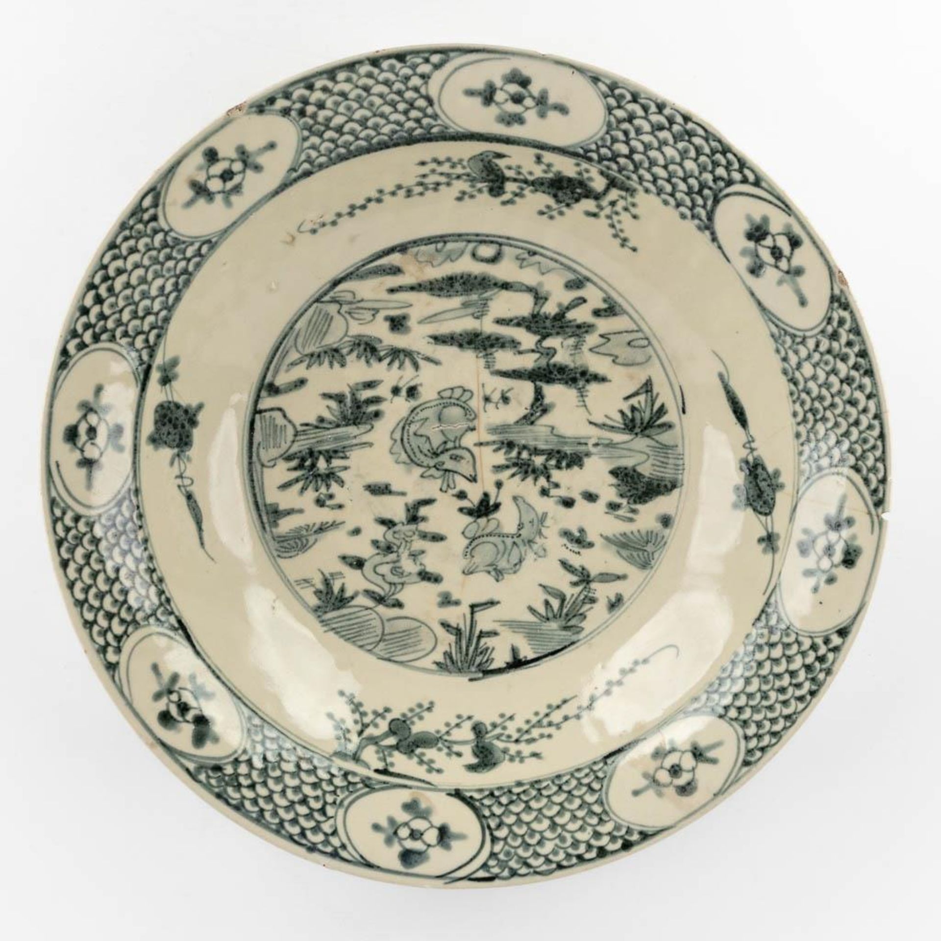 A large Chinese plate with blue-white decor 'Resting Deer'. (H:9 x D:39 cm)