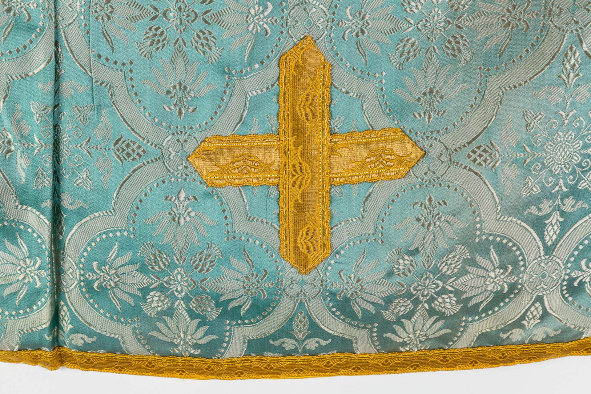 A set of Liturgical robes, 2 Roman Chasubles, maniple and stola and Chalice Veil - Image 14 of 14