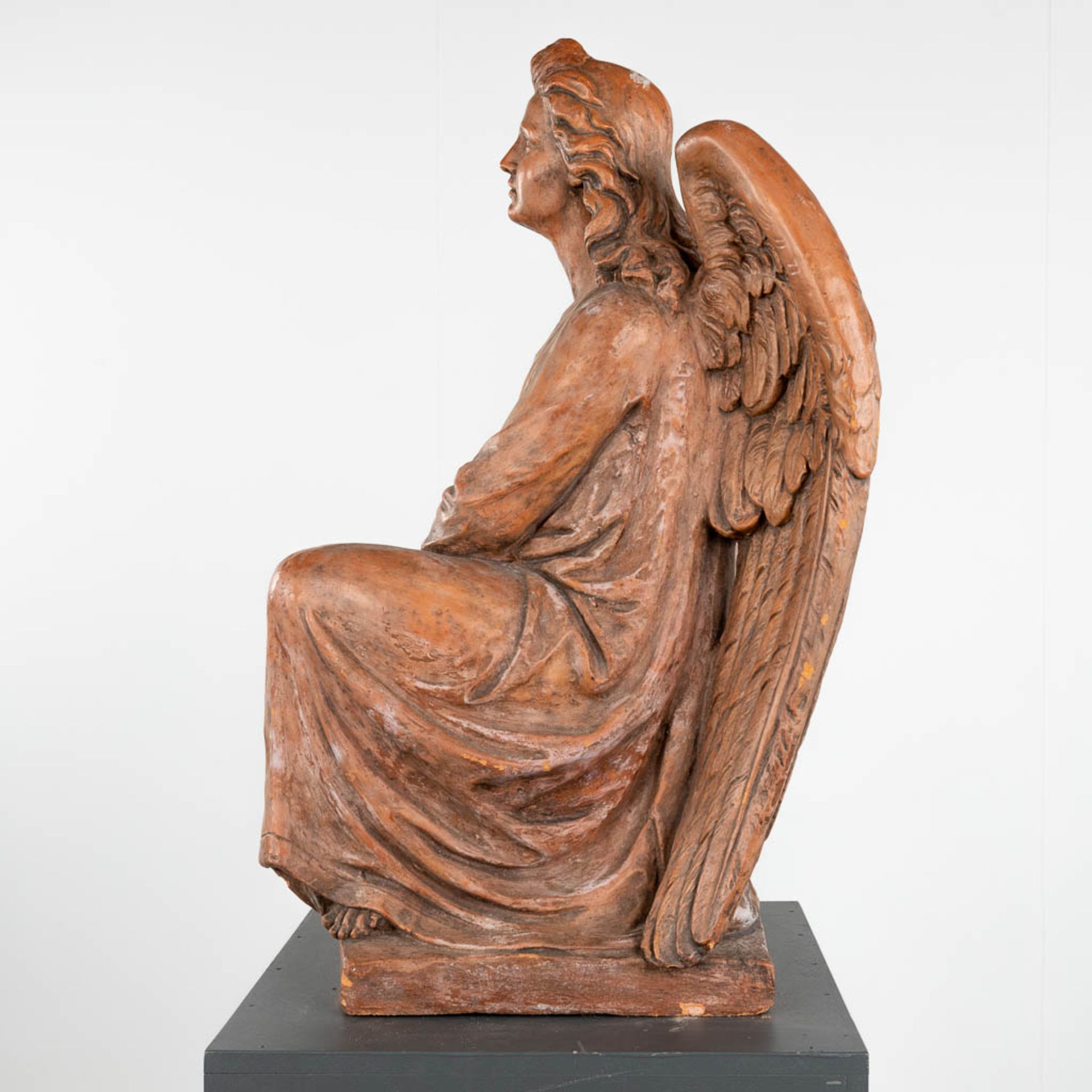 A large figurine of an angel, terracotta. 19th C. (L:45 x W:38 x H:75 cm) - Image 4 of 10