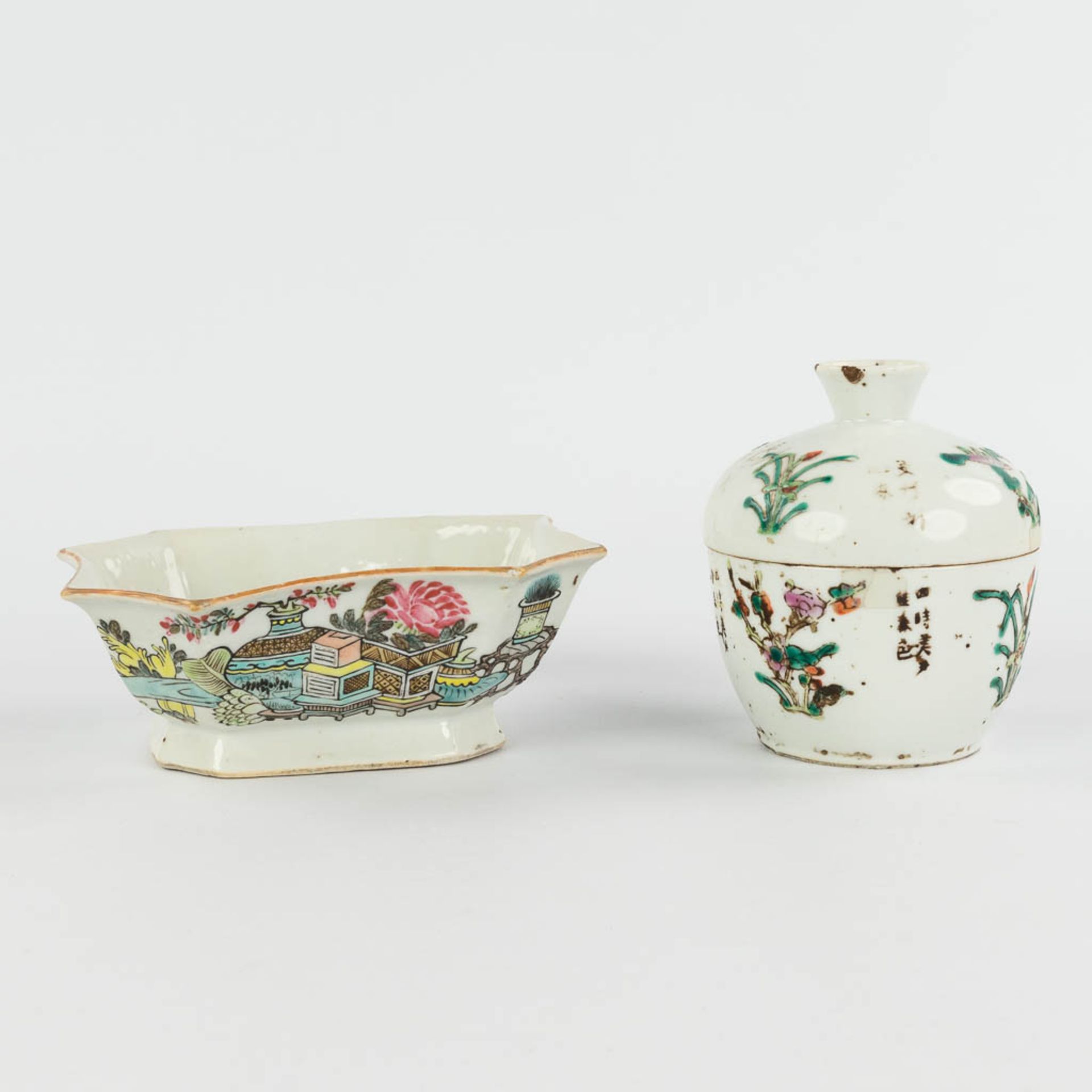 A Chinese bowl and small pot with a lid. Guangxu and Tongzi mark. 19th/20th C. (L:13,5 x W:16,5 x H:
