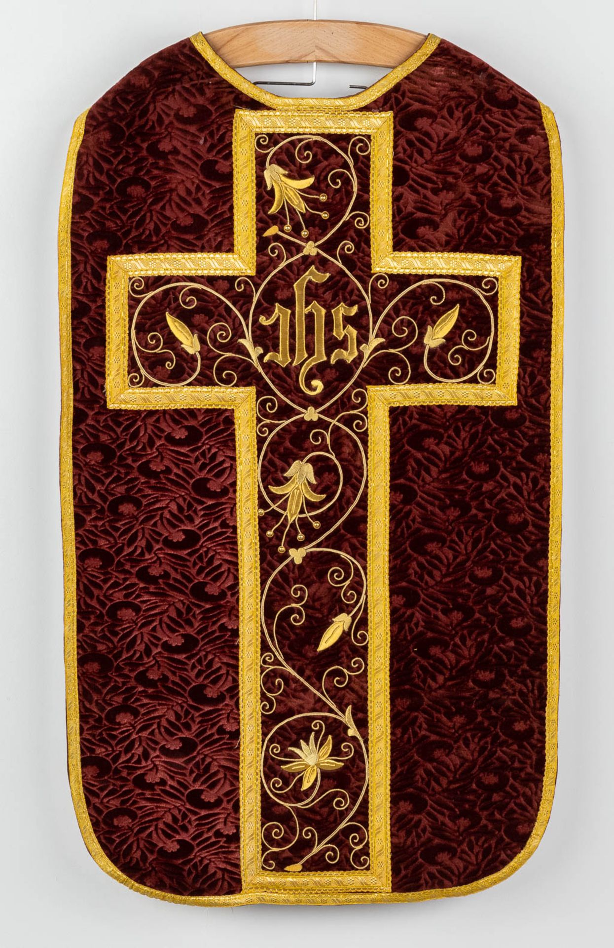A set of Liturgical robes, 2 Roman Chasubles, maniple and stola and Chalice Veil - Image 7 of 14