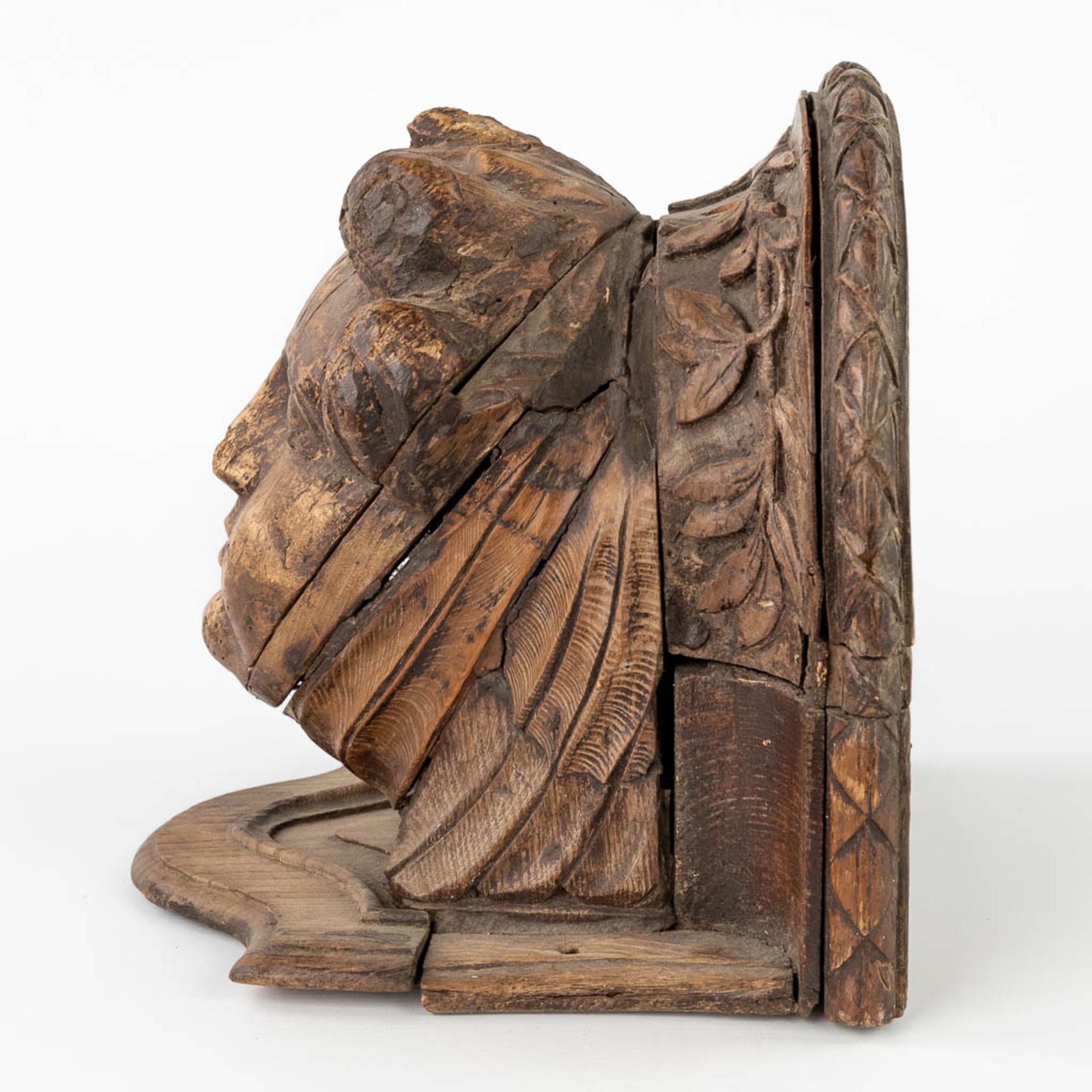 An antique, wood-sculptured corbel with an angel figurine. Oak, 17thC. (L:30 x W:28 x H:27 cm) - Image 4 of 11