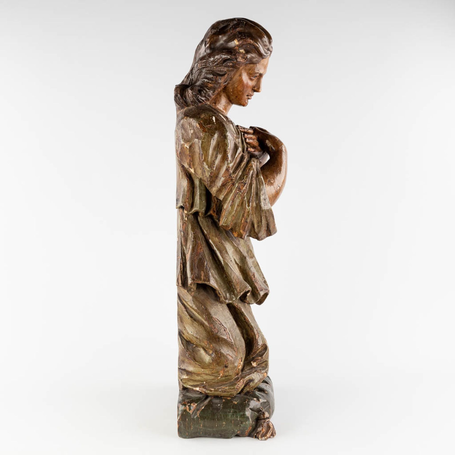 An antique wood-sculptured figurine of a praying lady. 18th C. (L:21 x W:33 x H:85 cm) - Image 4 of 16