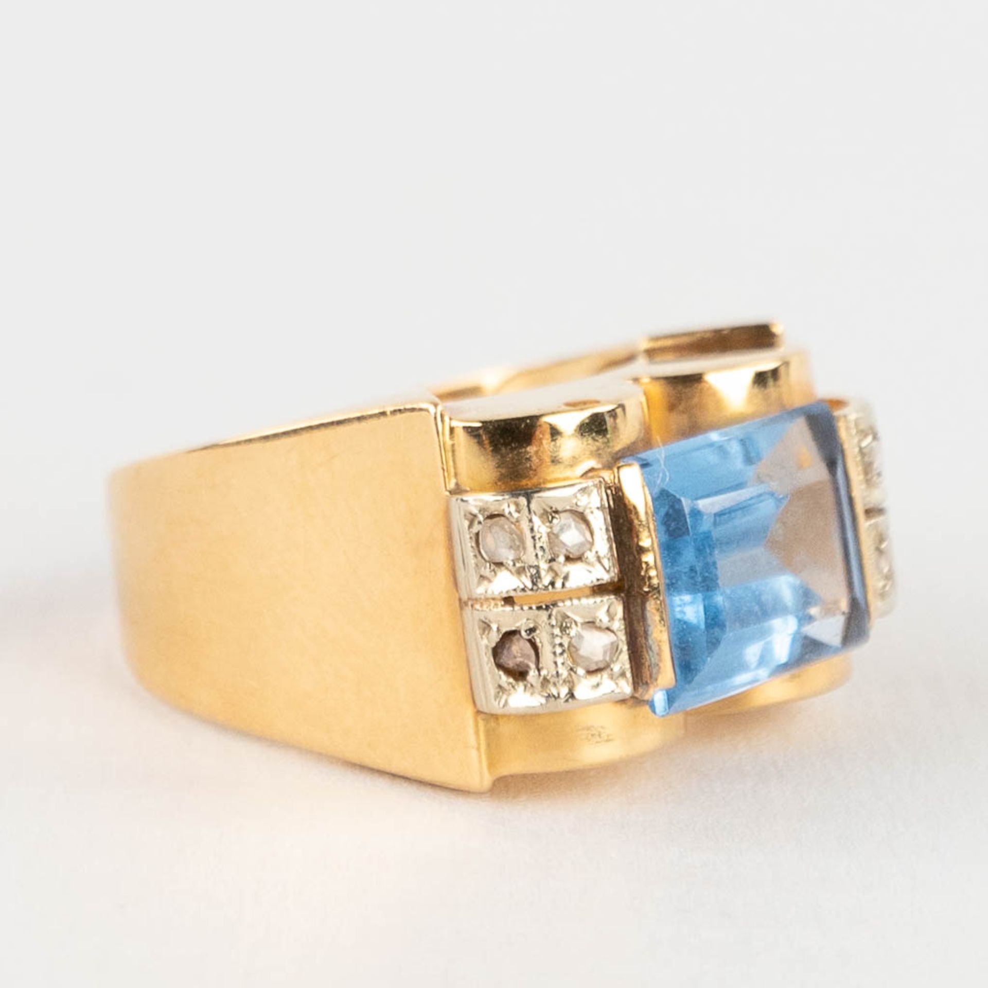 A ring, yellow gold with light blue cut stone/glass. 8,29g. Ring size: 58. 18 karat gold. - Image 3 of 10