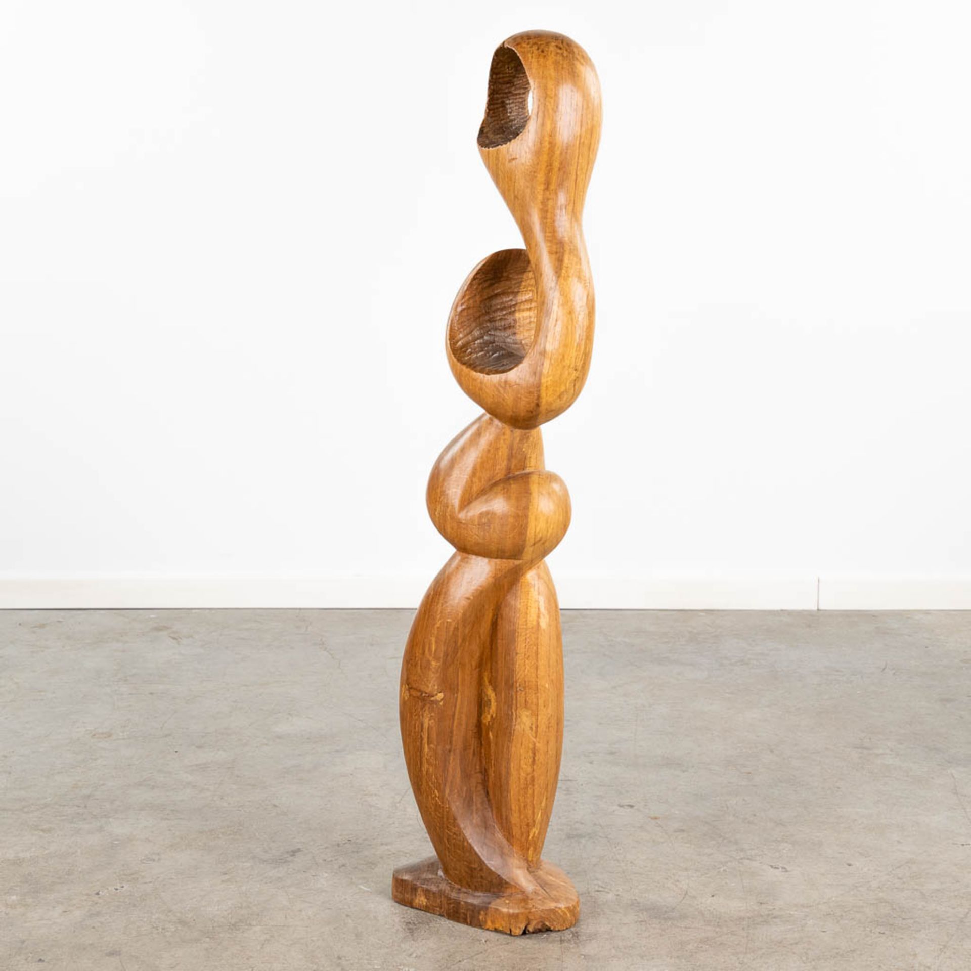 An abstract wood sculpture, marked J.D. 1972. (L:15 x W:22 x H:99 cm) - Image 3 of 12