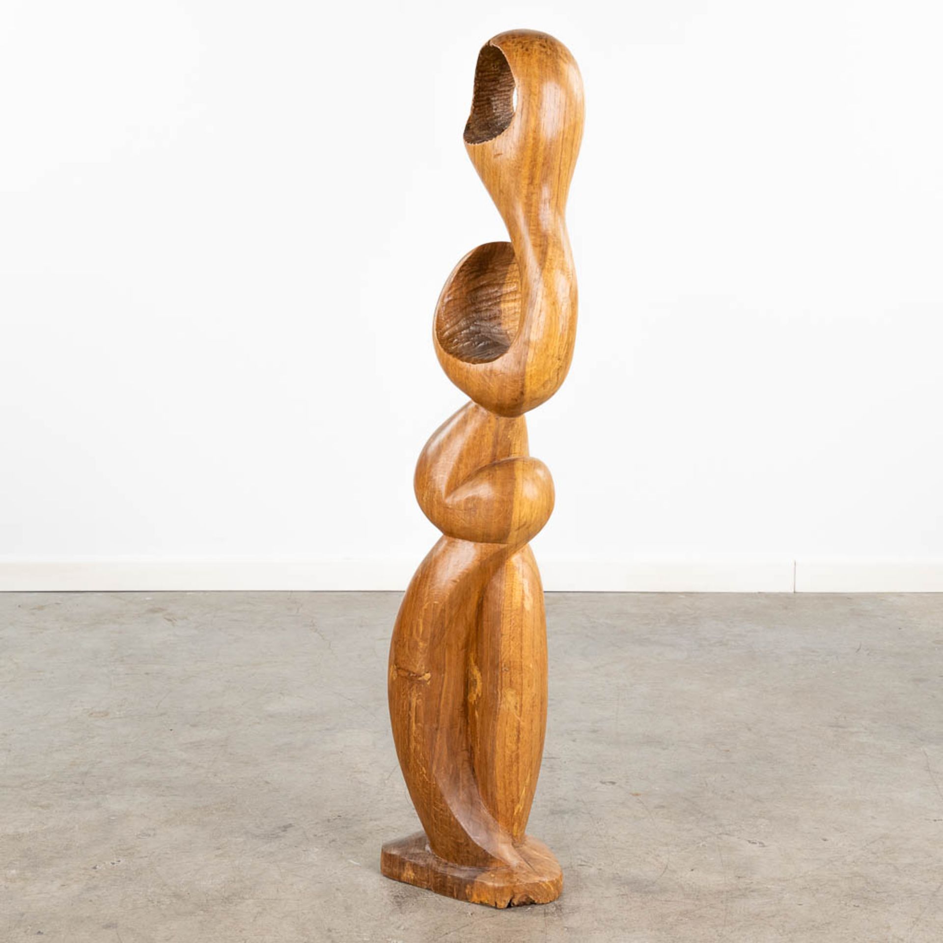 An abstract wood sculpture, marked J.D. 1972. (L:15 x W:22 x H:99 cm) - Bild 3 aus 12